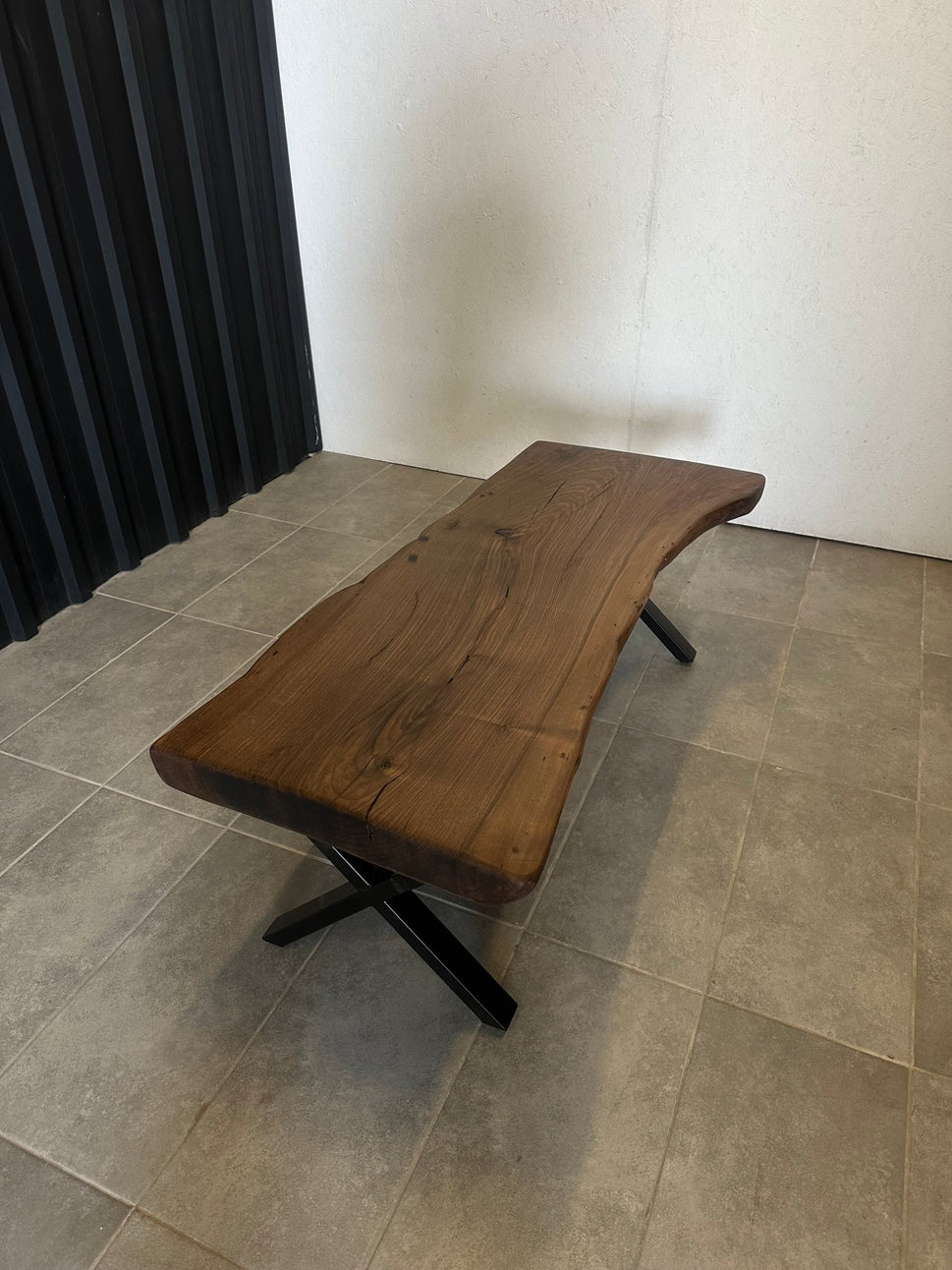 Live Edge Walnussholztisch – Natürliches Massivholz