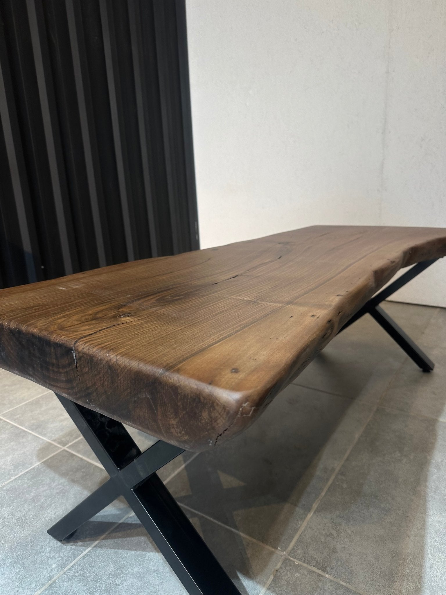 Live Edge Walnussholztisch – Natürliches Massivholz