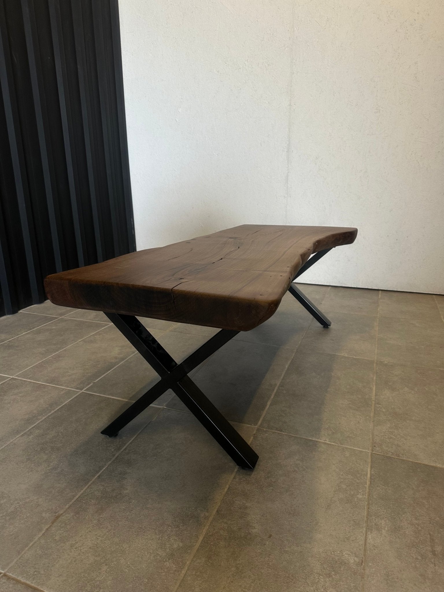 Live Edge Walnussholztisch – Natürliches Massivholz