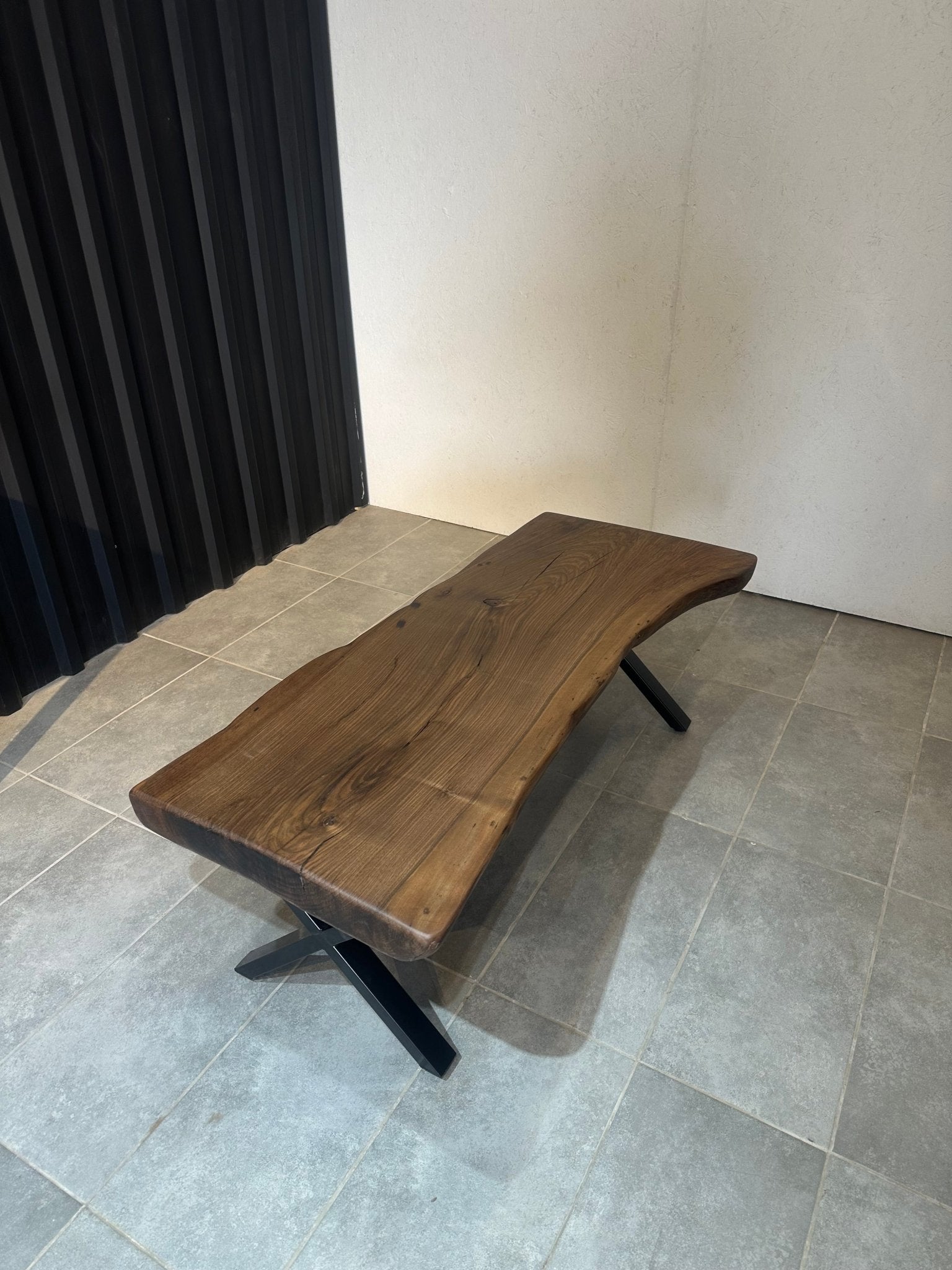 Live Edge Walnussholztisch – Natürliches Massivholz