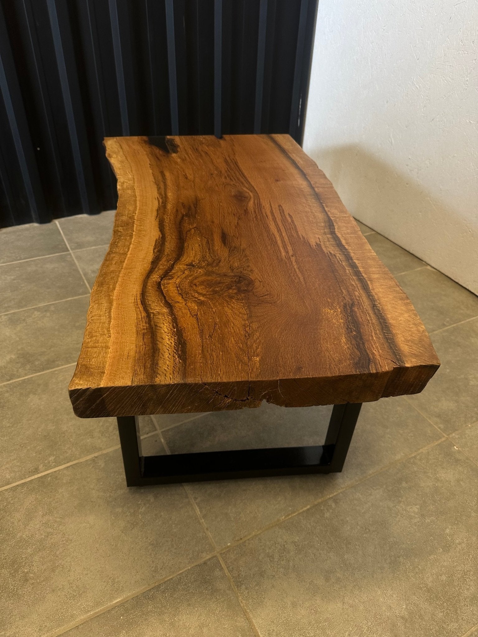 Couchtisch aus Eiche 110x55 mit Metallgestell – Handgefertigt