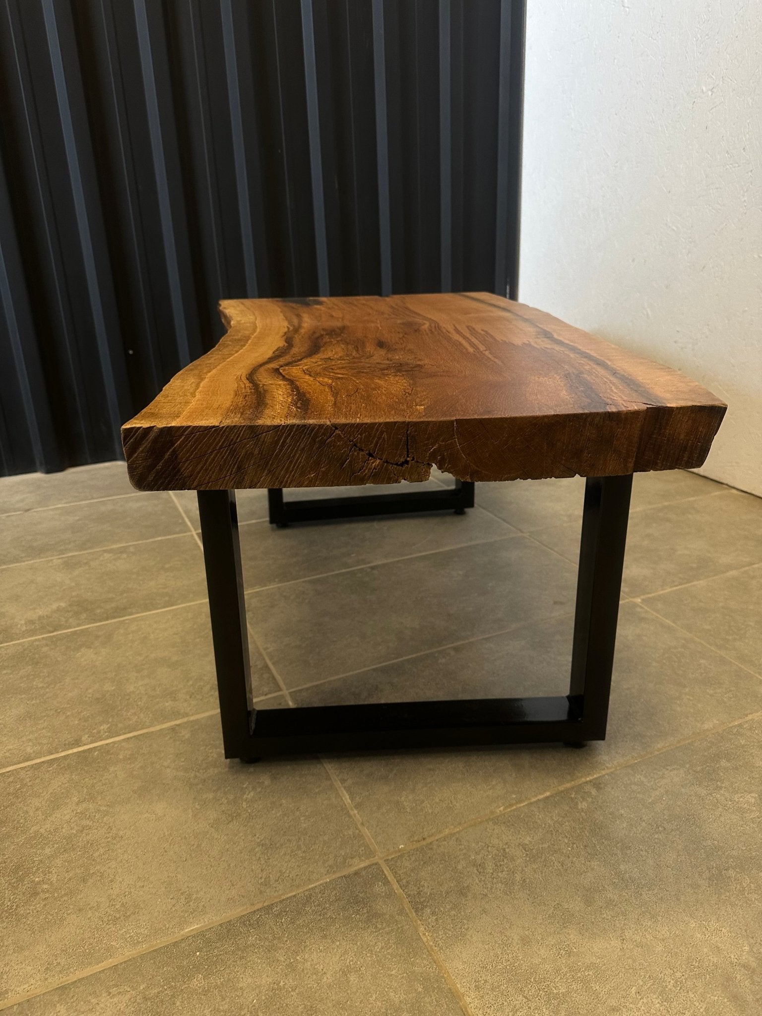 Couchtisch aus Eiche 110x55 mit Metallgestell – Handgefertigt
