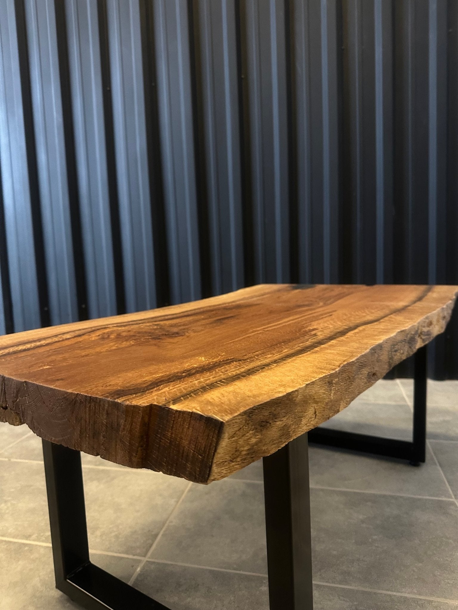Couchtisch aus Eiche 110x55 mit Metallgestell – Handgefertigt