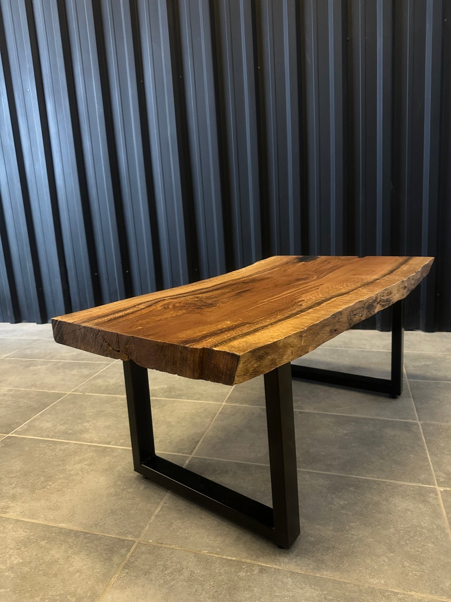 Couchtisch aus Eiche 110x55 mit Metallgestell – Handgefertigt