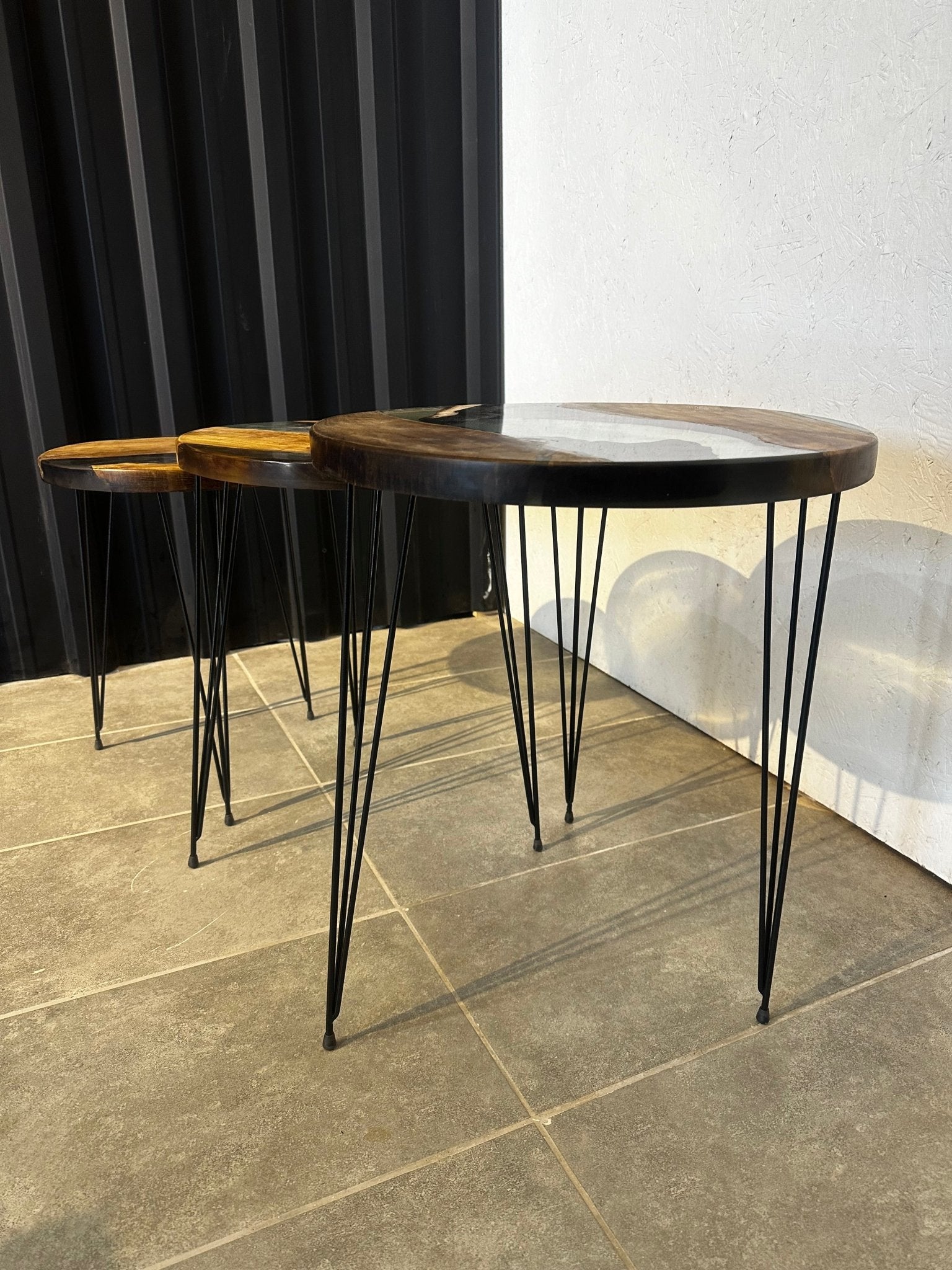 Beistelltisch-Set Epoxidharz Walnuss - 3 Designertische mit Naturkante