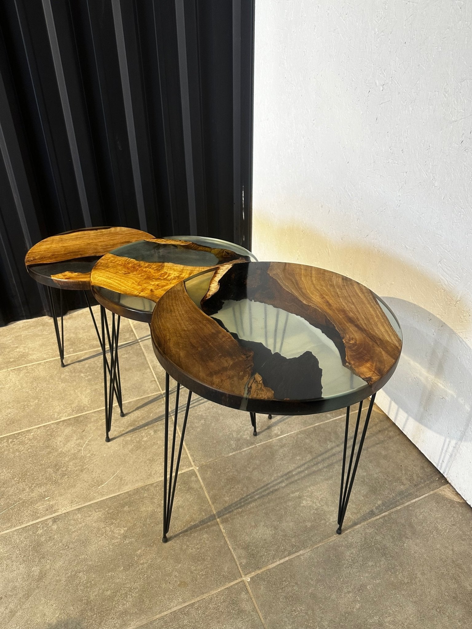 Beistelltisch-Set Epoxidharz Walnuss - 3 Designertische mit Naturkante