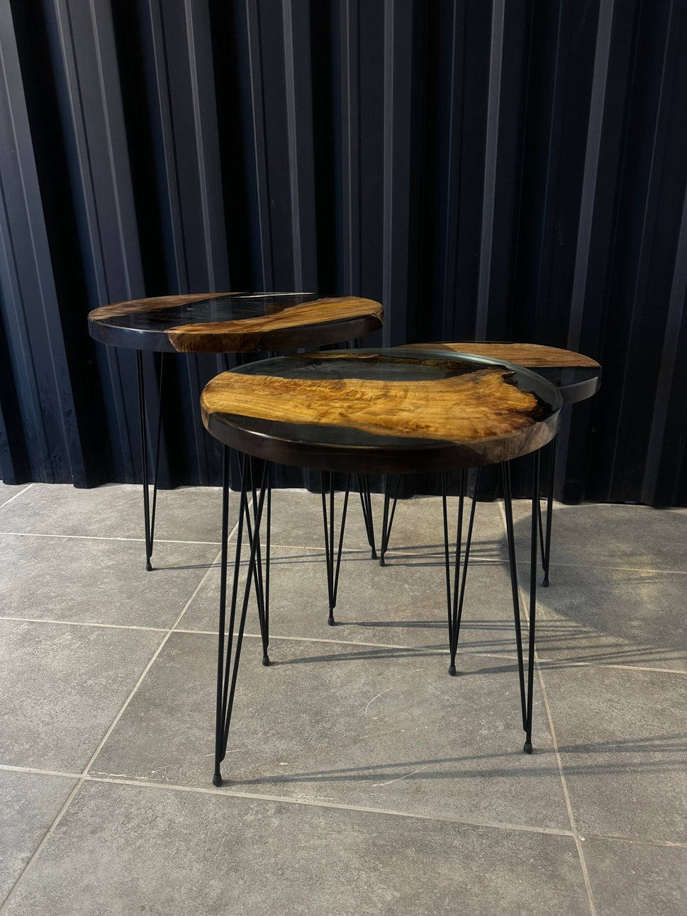 Beistelltisch-Set Epoxidharz Walnuss - 3 Designertische mit Naturkante