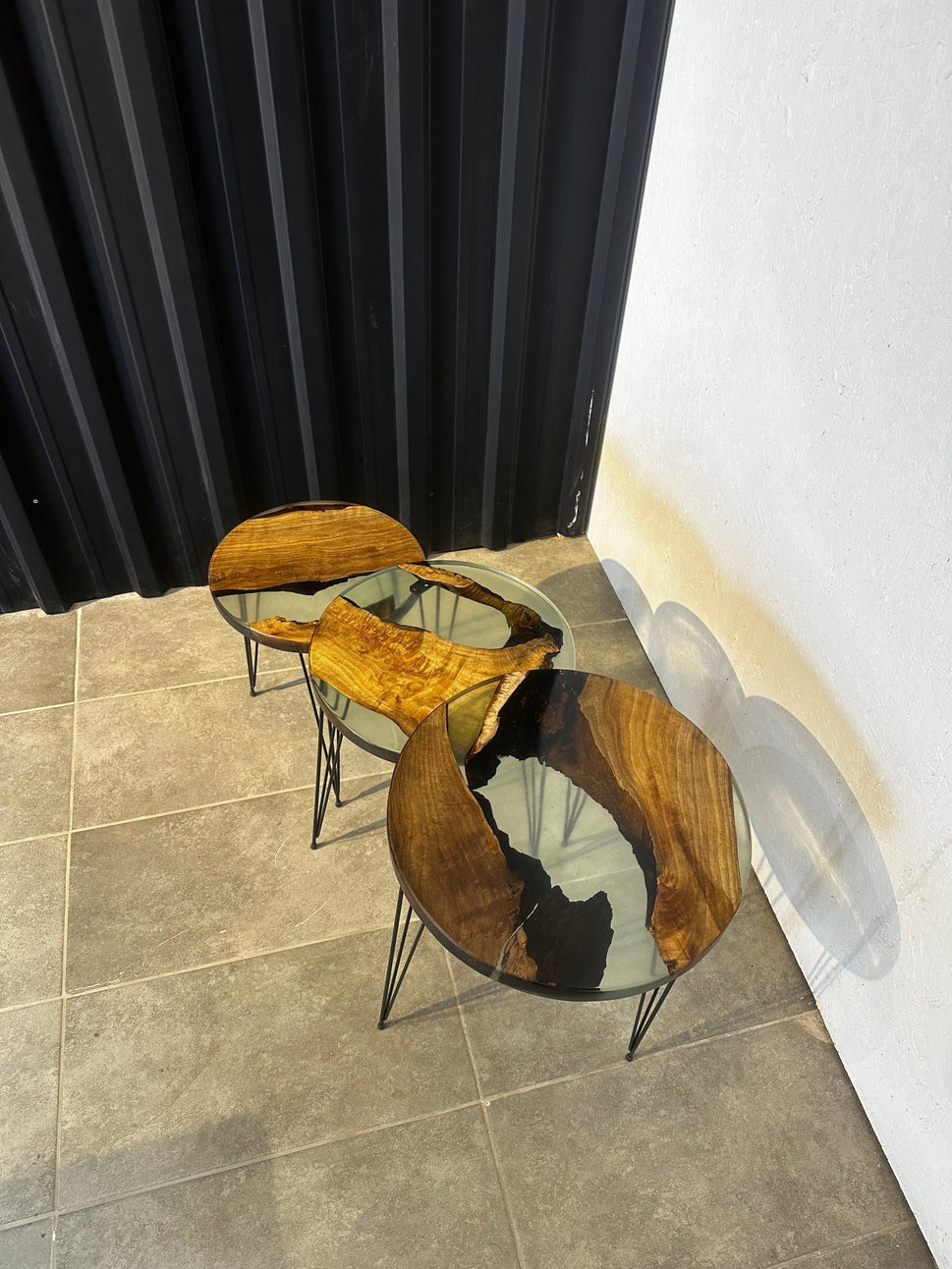 Beistelltisch-Set Epoxidharz Walnuss - 3 Designertische mit Naturkante