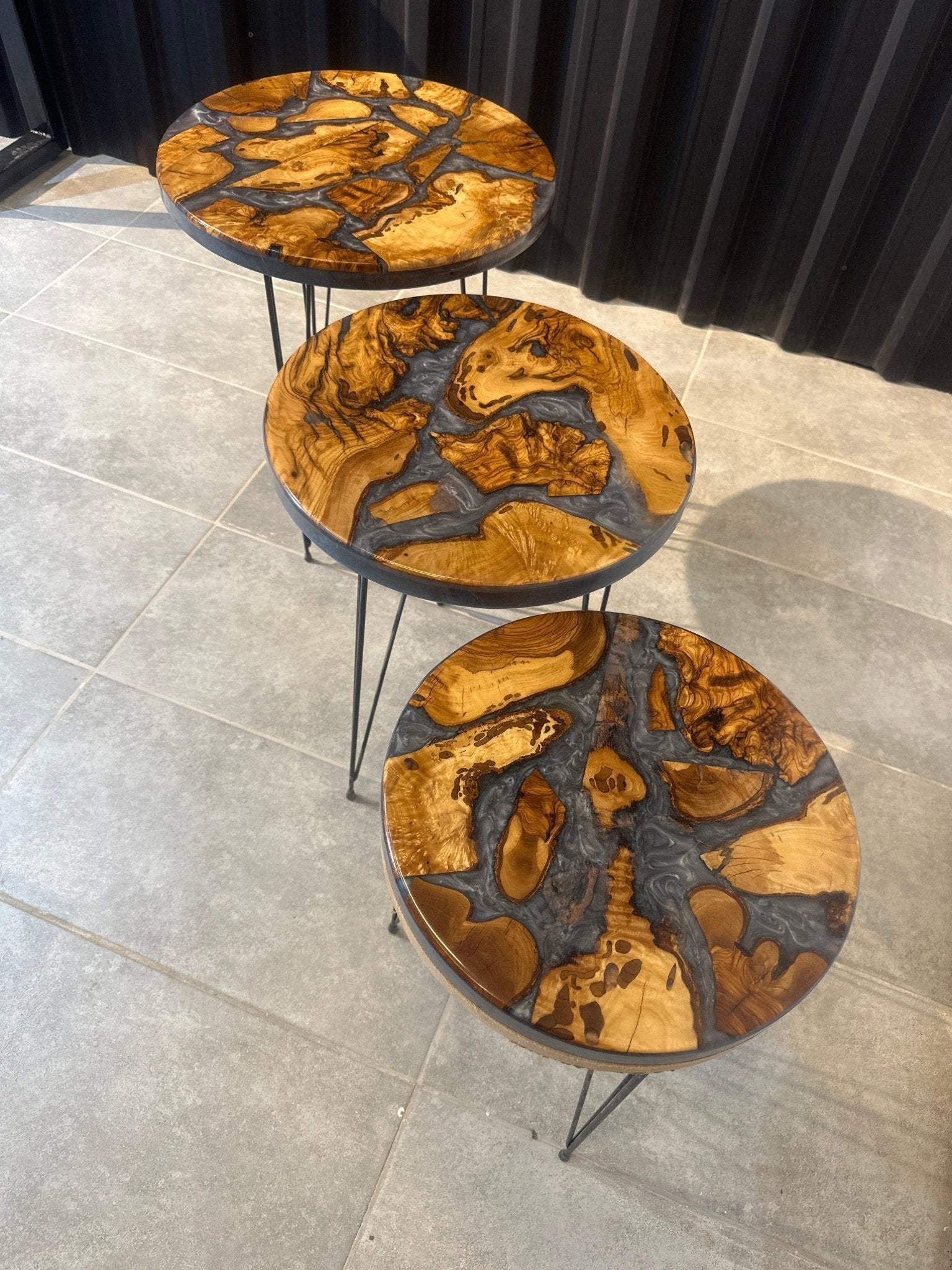 Beistelltisch-Set Olivenholz - Designer-Tischset mit silbernem Epoxidharz