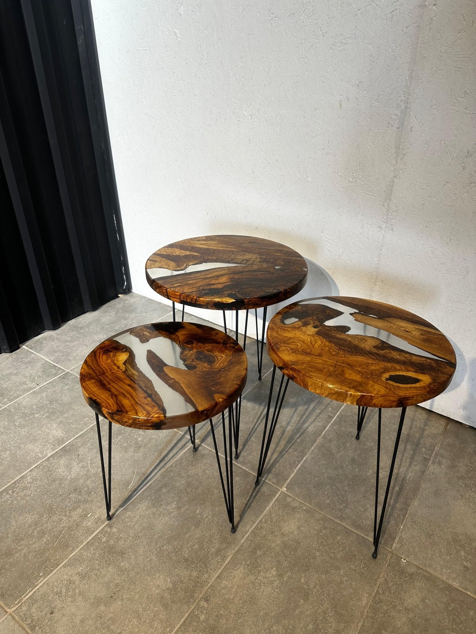 Beistelltisch-Set Olivenholz - elegante Resin-Tische mit grauer Epoxid-Optik