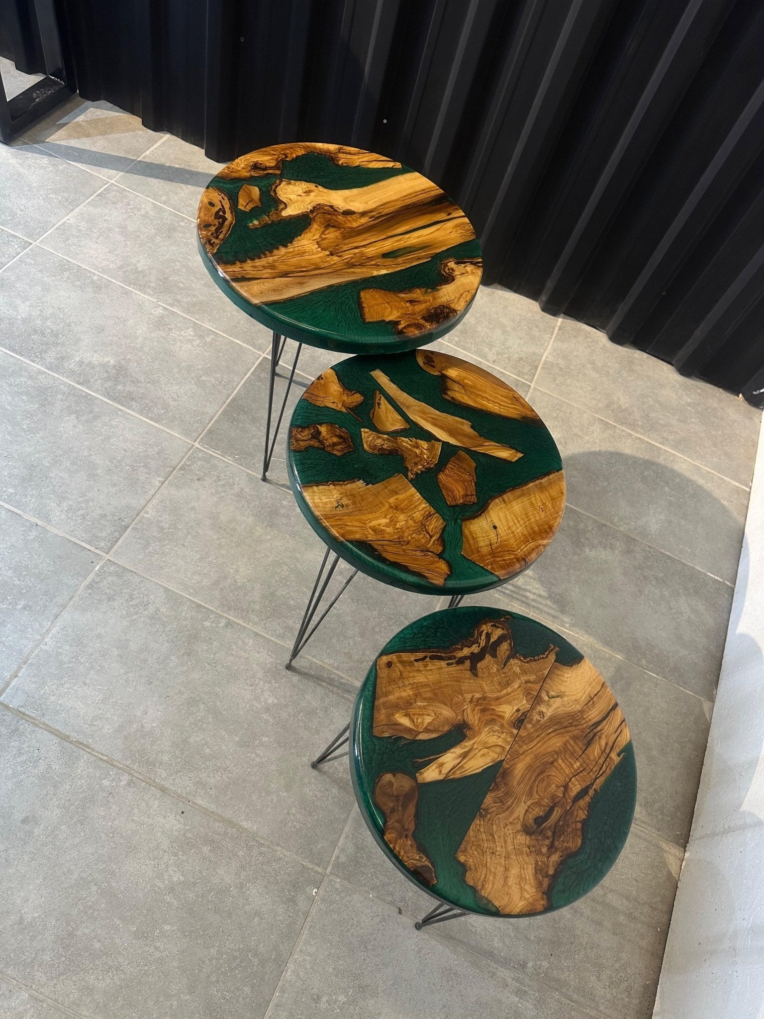 Beistelltisch-Set Olivenholz - handgefertigte Designtische mit grünem Epoxidharz