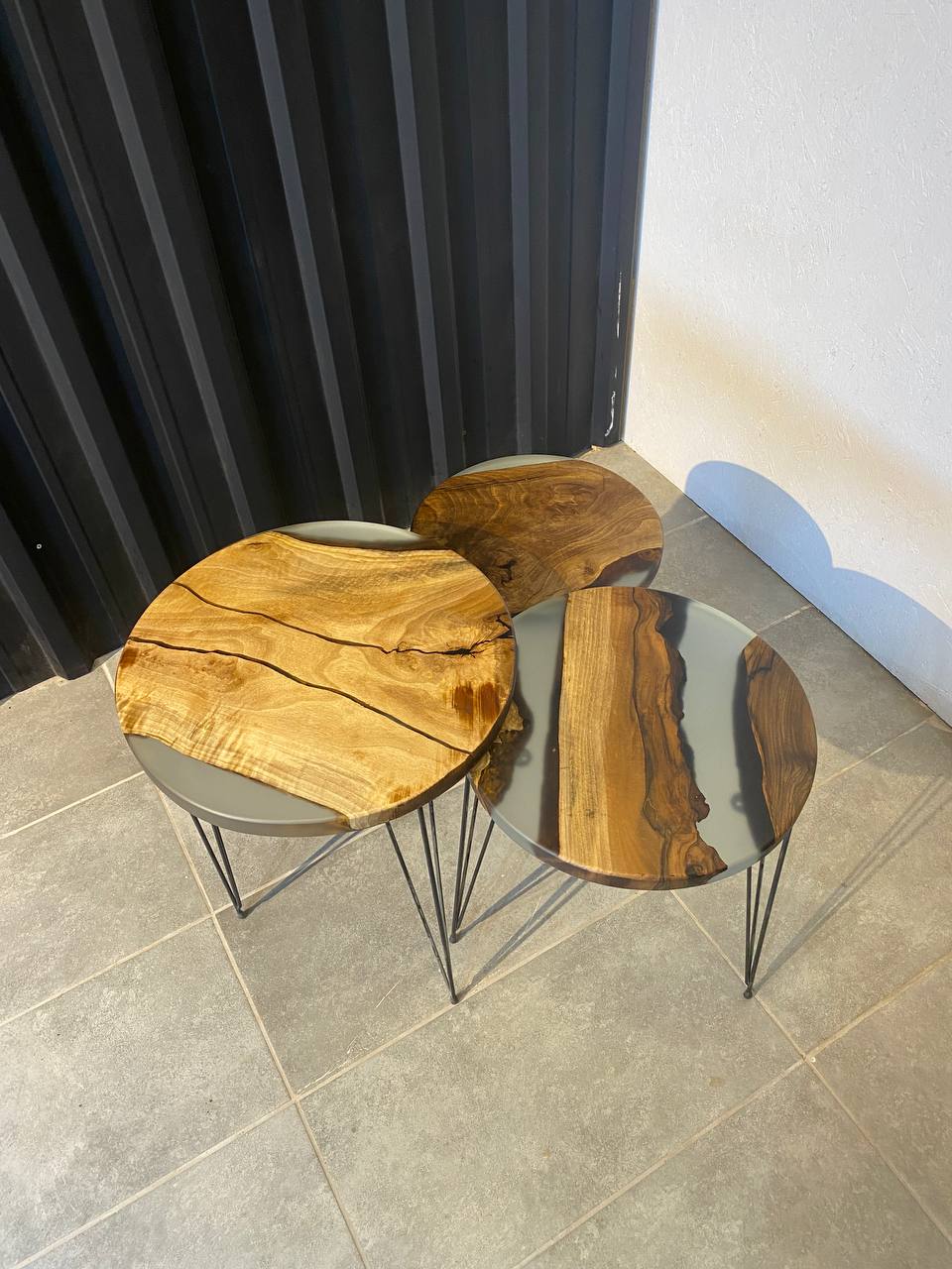 Beistelltisch-Set aus Walnussholz – 3 handgefertigte Tische mit grauem Epoxidharz