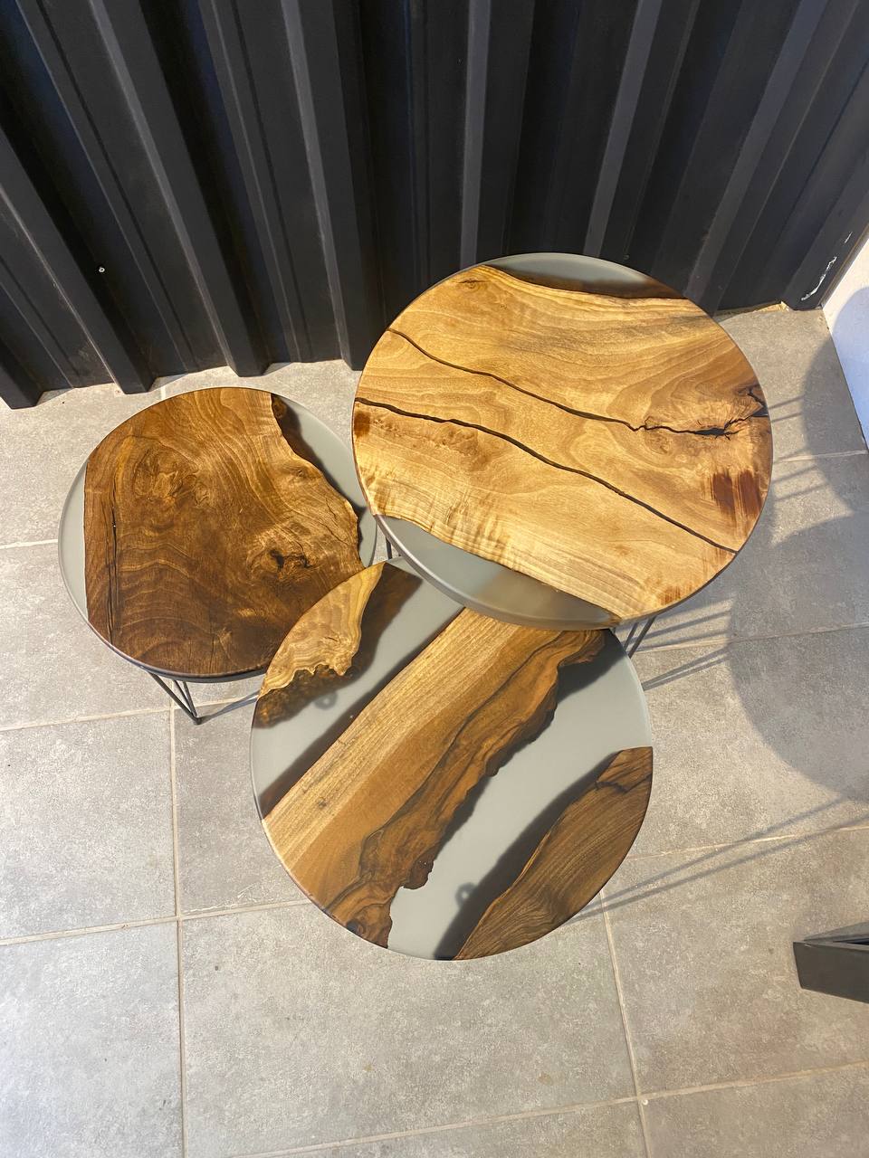 Beistelltisch-Set aus Walnussholz – 3 handgefertigte Tische mit grauem Epoxidharz