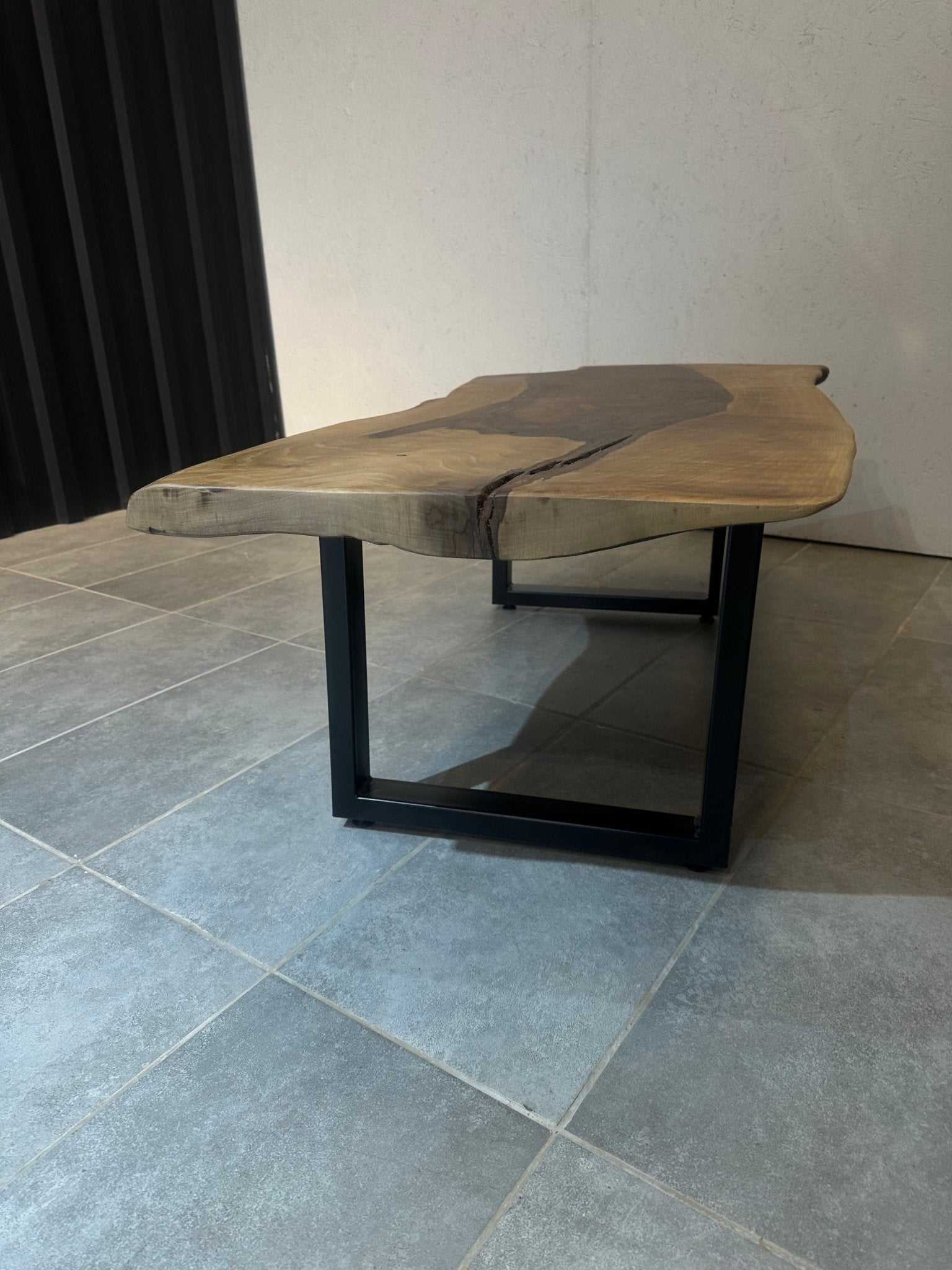 Couchtisch aus Walnussholz 135x60 cm – handgefertigt, mit Metallfuß