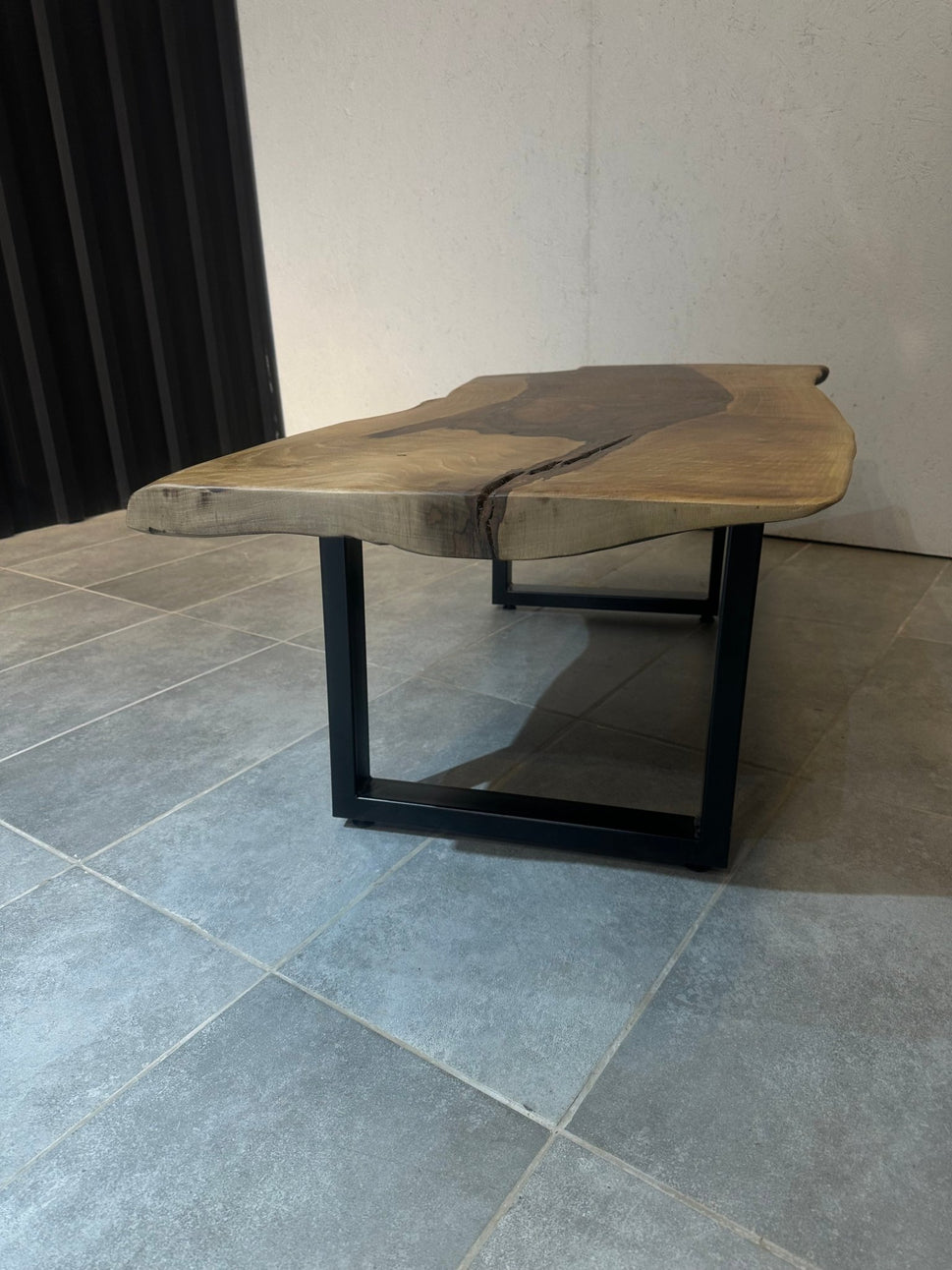 Couchtisch aus Walnussholz 135x60 cm – handgefertigt, mit Metallfuß