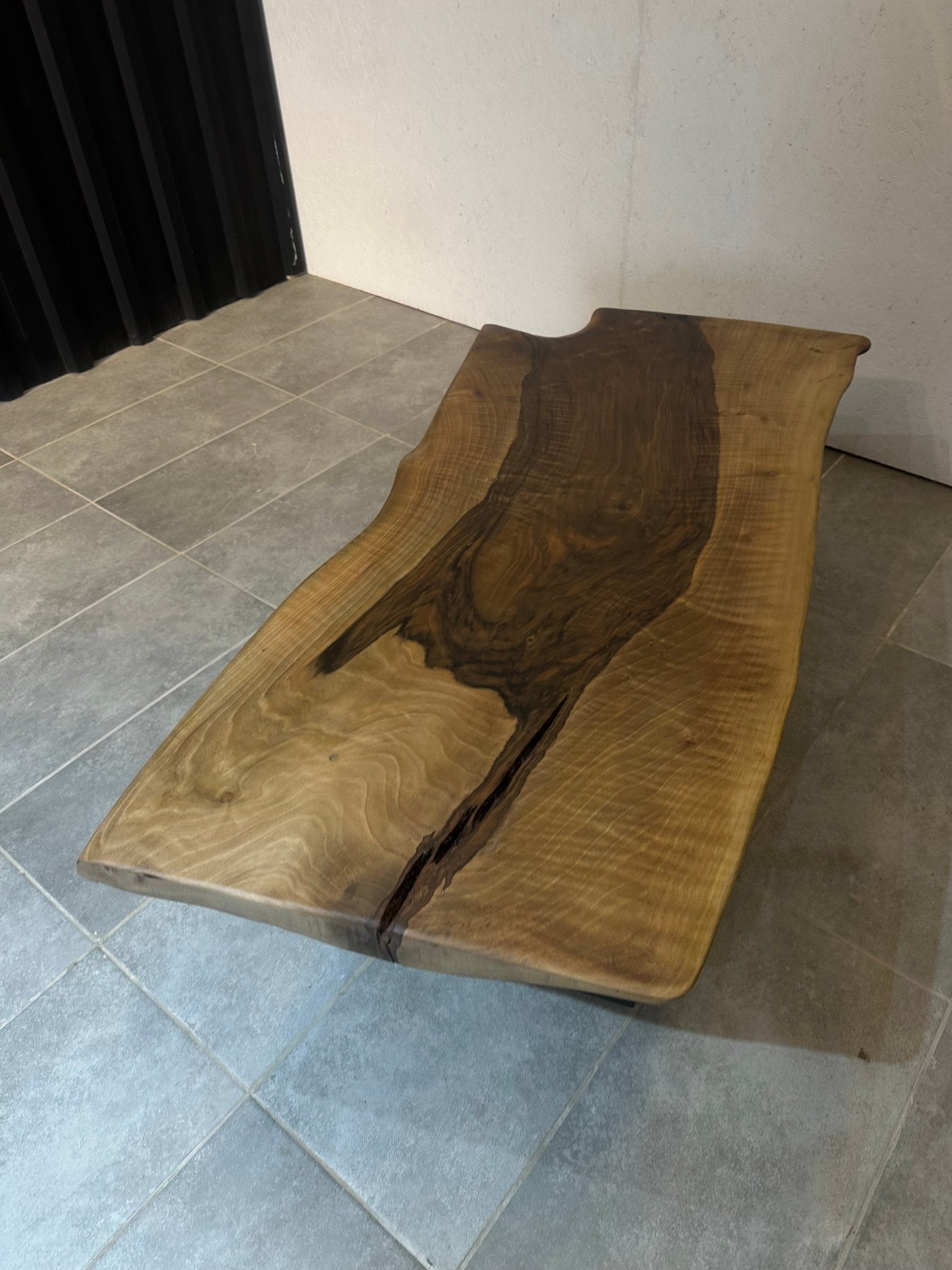 Couchtisch aus Walnussholz 135x60 cm – handgefertigt, mit Metallfuß