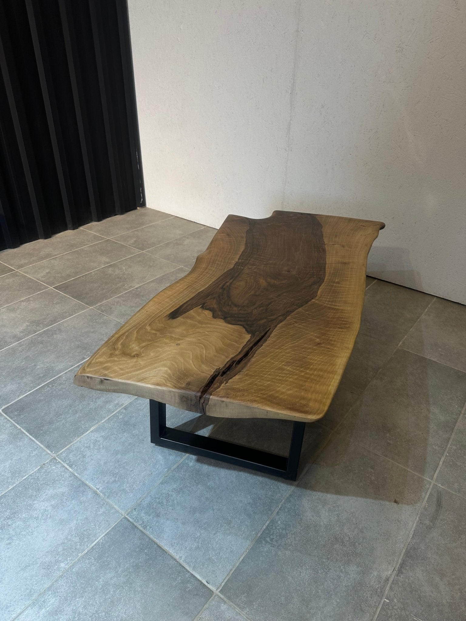 Couchtisch aus Walnussholz 135x60 cm – handgefertigt, mit Metallfuß