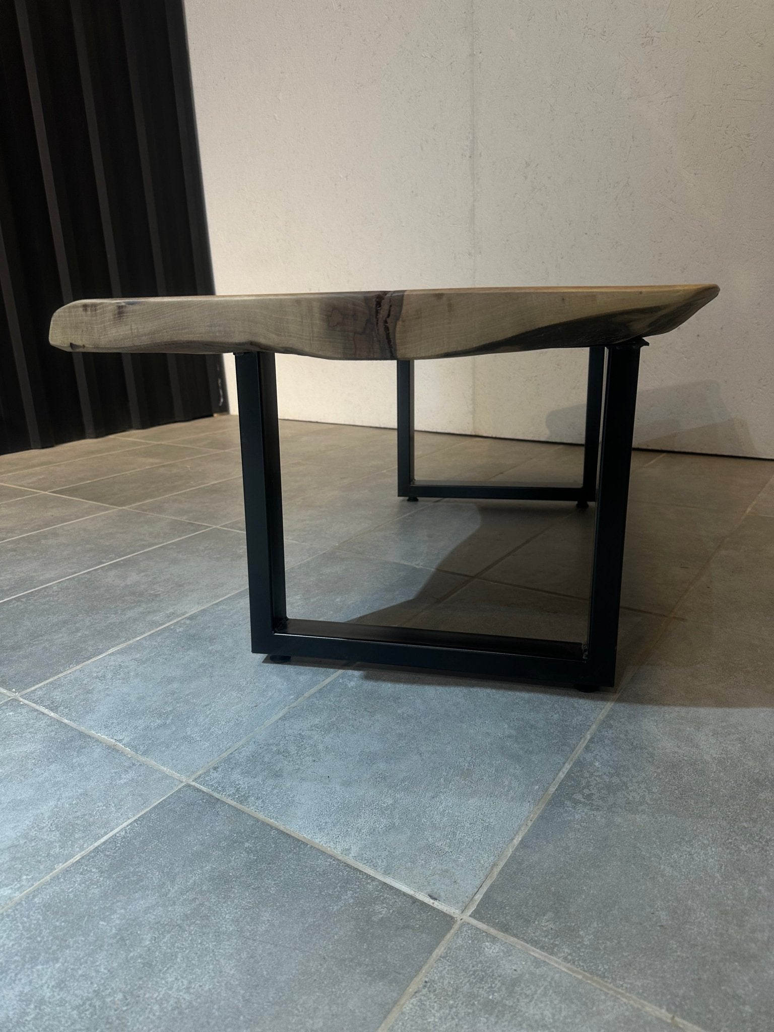 Couchtisch aus Walnussholz 135x60 cm – handgefertigt, mit Metallfuß