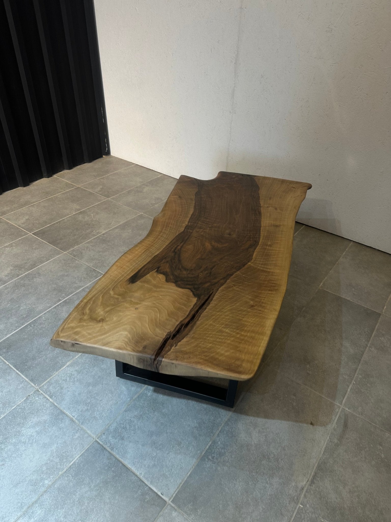 Couchtisch aus Walnussholz 135x60 cm – handgefertigt, mit Metallfuß