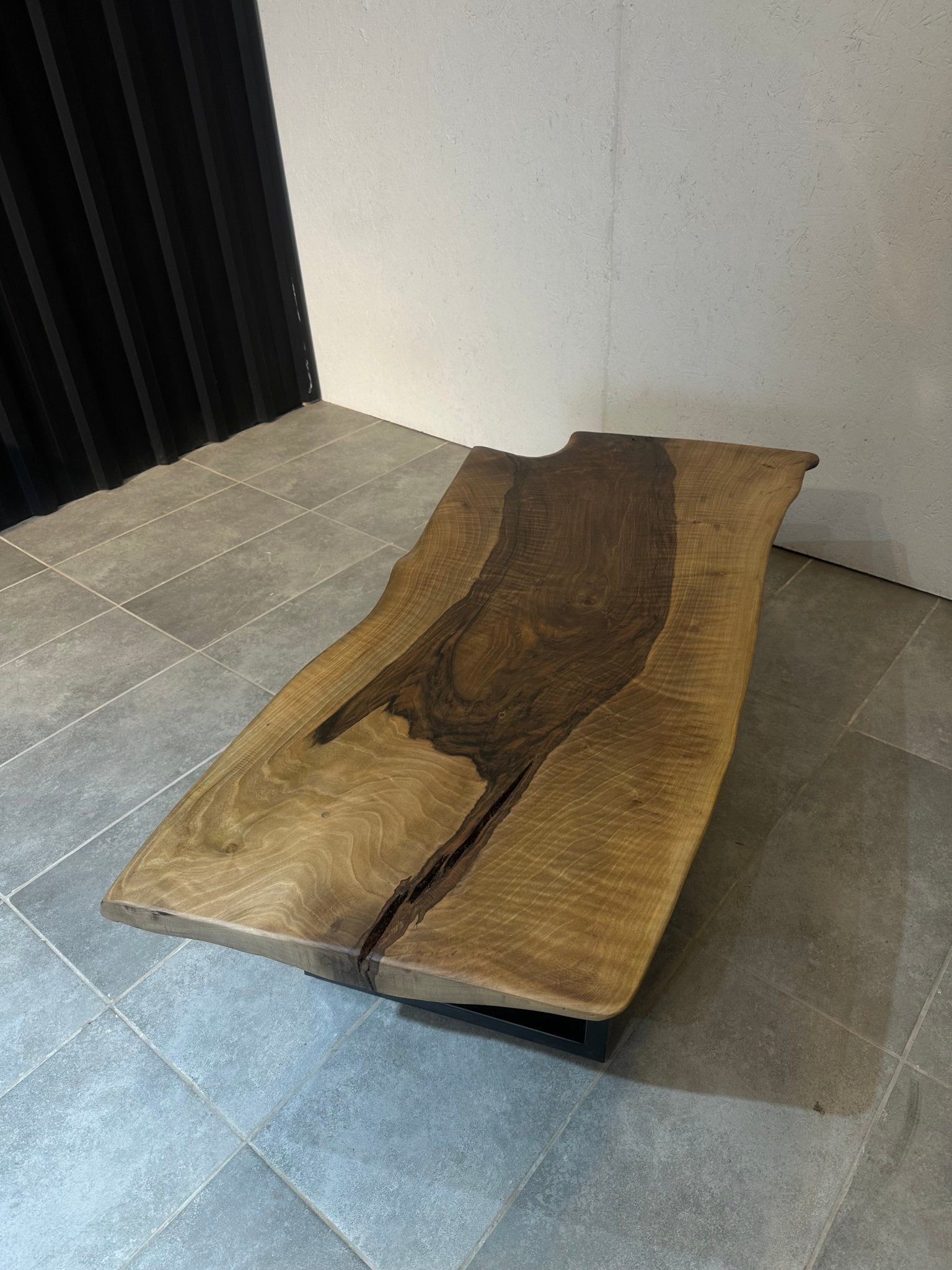 Couchtisch aus Walnussholz 135x60 cm – handgefertigt, mit Metallfuß