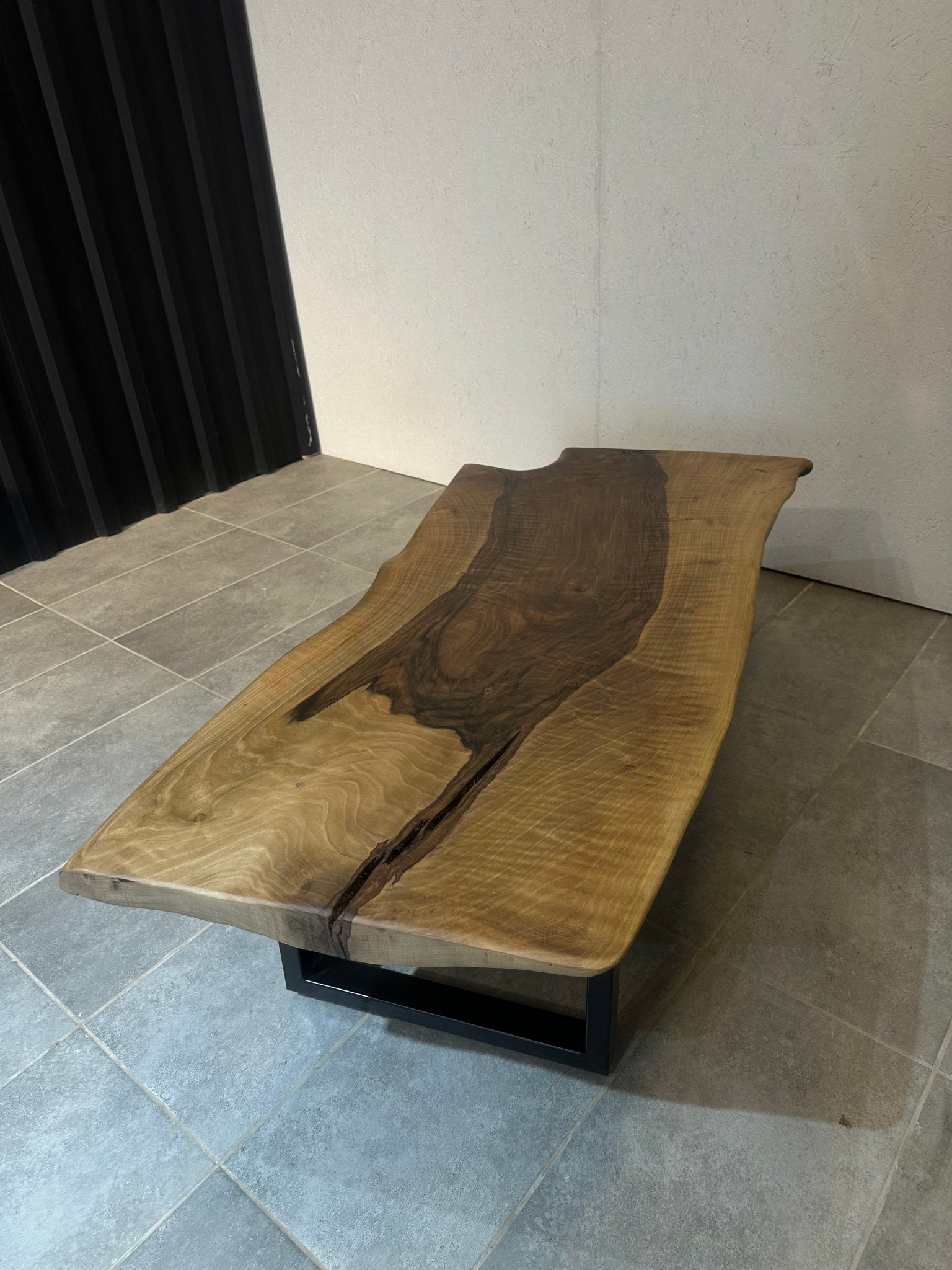 Couchtisch aus Walnussholz 135x60 cm – handgefertigt, mit Metallfuß
