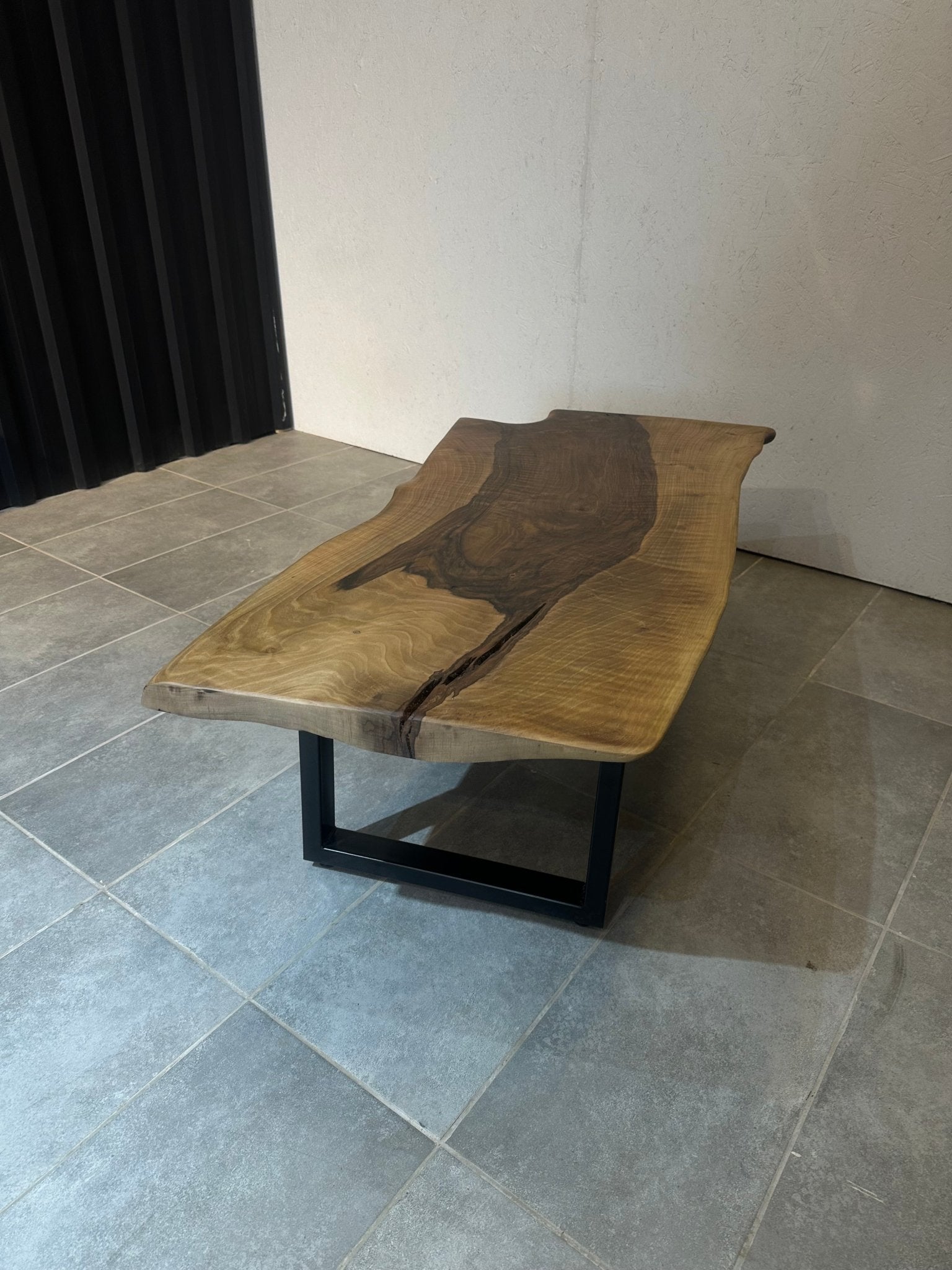 Couchtisch aus Walnussholz 135x60 cm – handgefertigt, mit Metallfuß