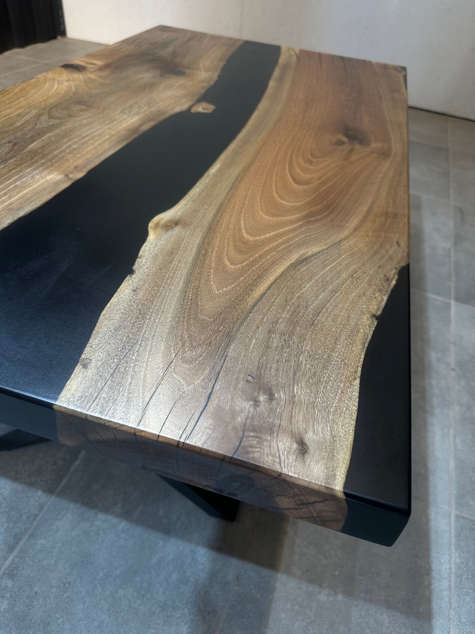 Couchtisch aus Walnussholz mit schwarzem Epoxidharz 120 x 65 cm – handgefertigt, mit Metallfuß