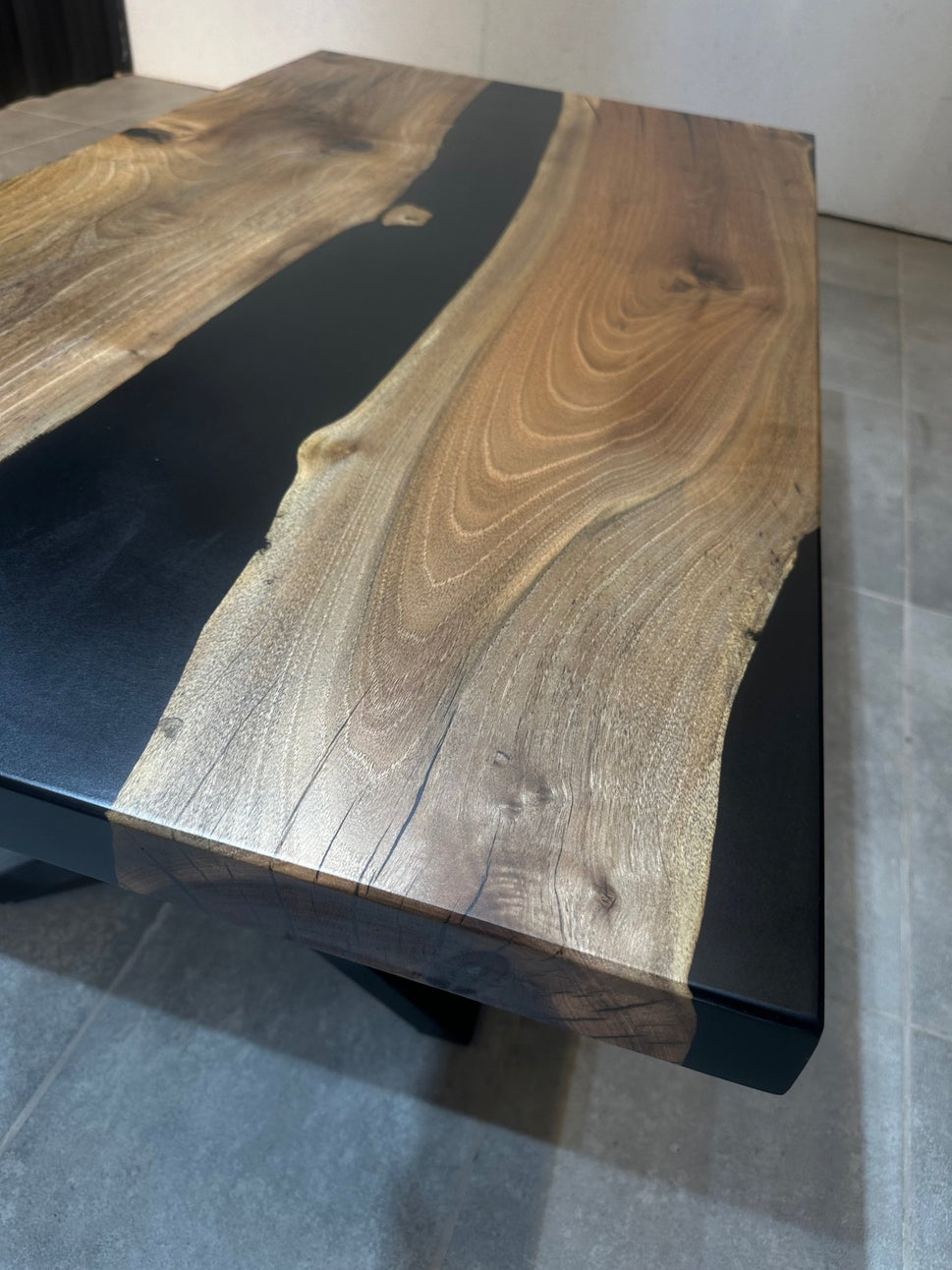 Couchtisch aus Walnussholz mit schwarzem Epoxidharz 120 x 65 cm – handgefertigt, mit Metallfuß
