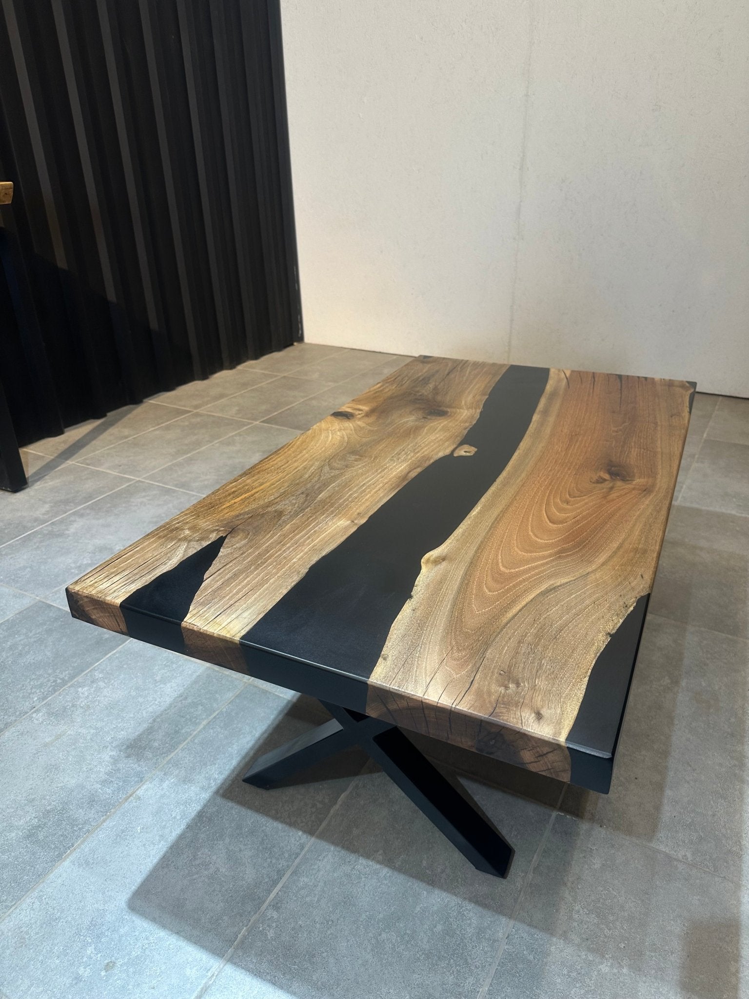 Couchtisch aus Walnussholz mit schwarzem Epoxidharz 120 x 65 cm – handgefertigt, mit Metallfuß