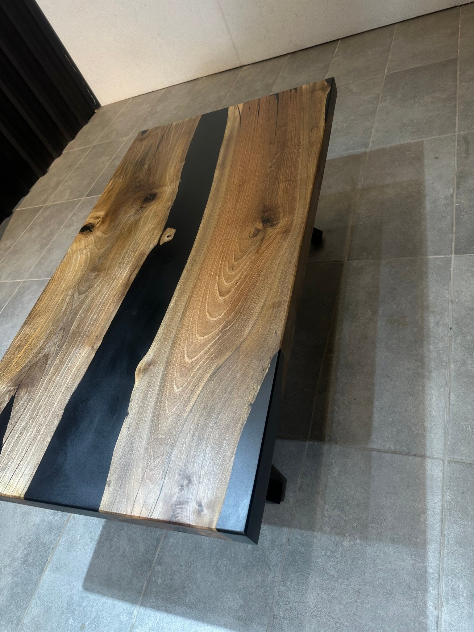 Couchtisch aus Walnussholz mit schwarzem Epoxidharz 120 x 65 cm – handgefertigt, mit Metallfuß