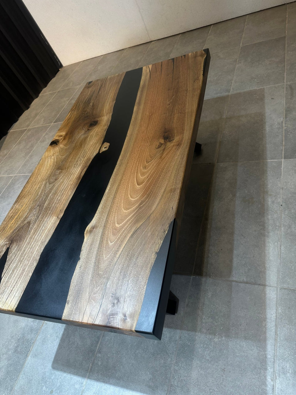 Couchtisch aus Walnussholz mit schwarzem Epoxidharz 120 x 65 cm – handgefertigt, mit Metallfuß