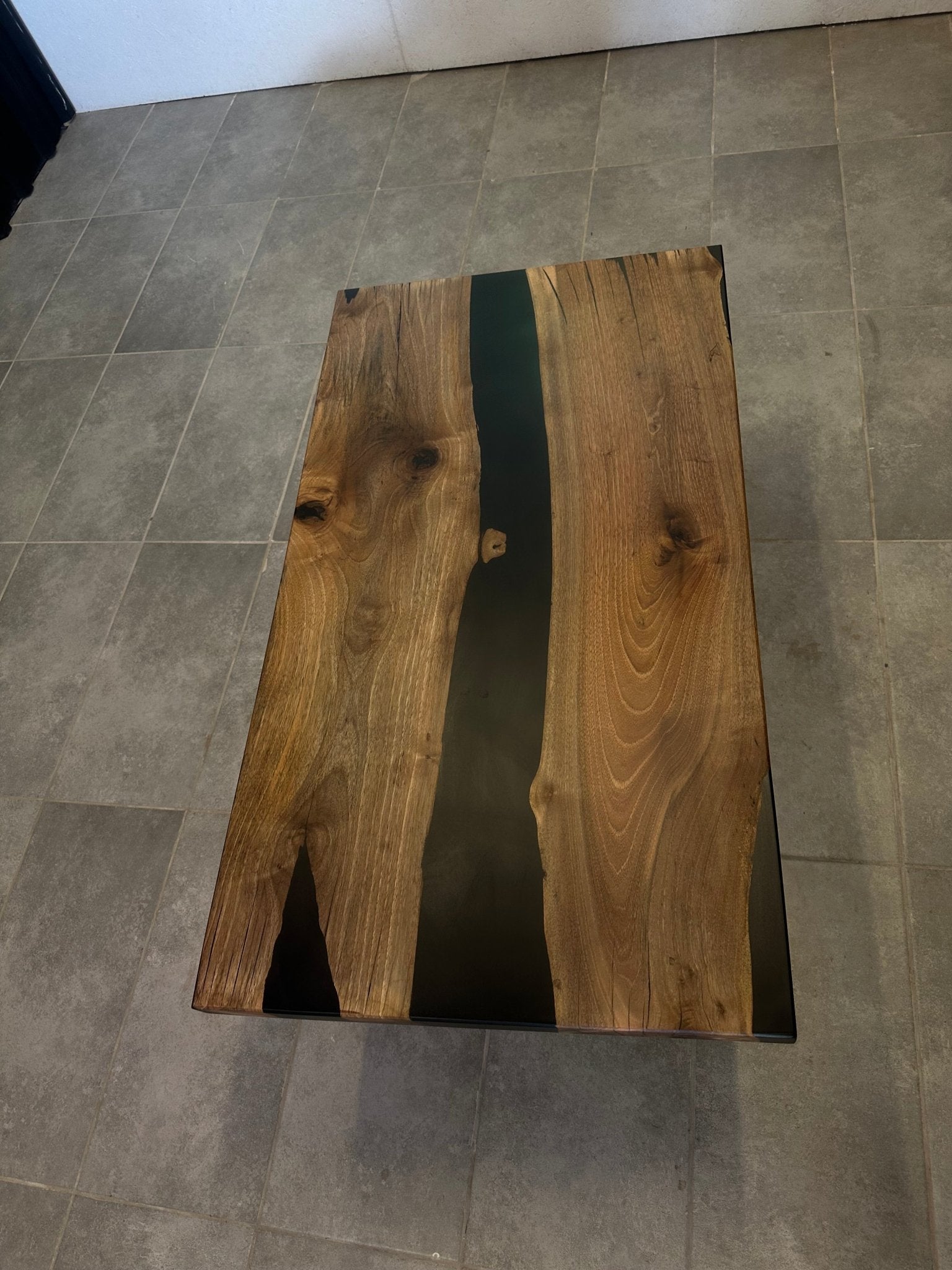Couchtisch aus Walnussholz mit schwarzem Epoxidharz 120 x 65 cm – handgefertigt, mit Metallfuß