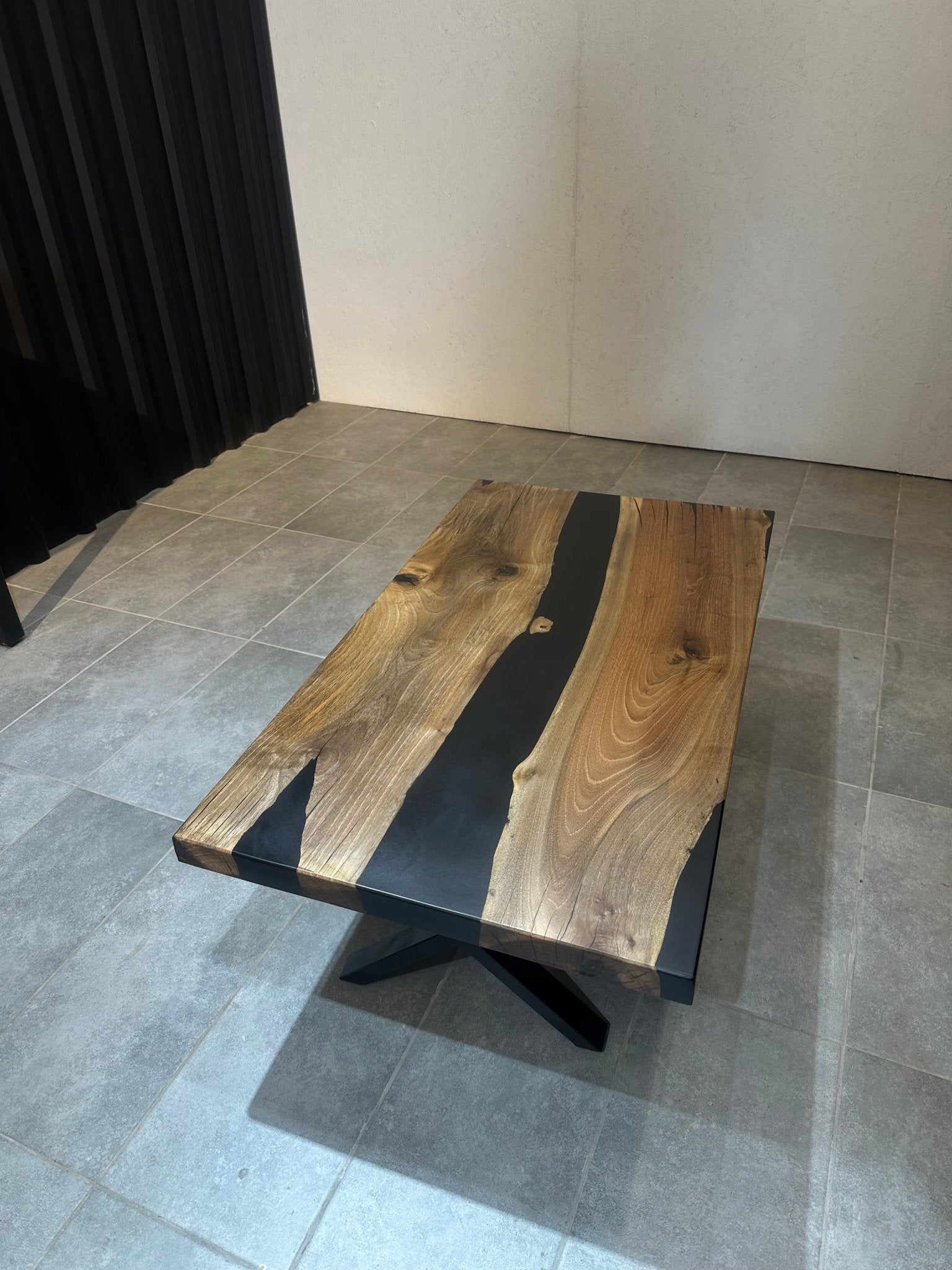 Couchtisch aus Walnussholz mit schwarzem Epoxidharz 120 x 65 cm – handgefertigt, mit Metallfuß