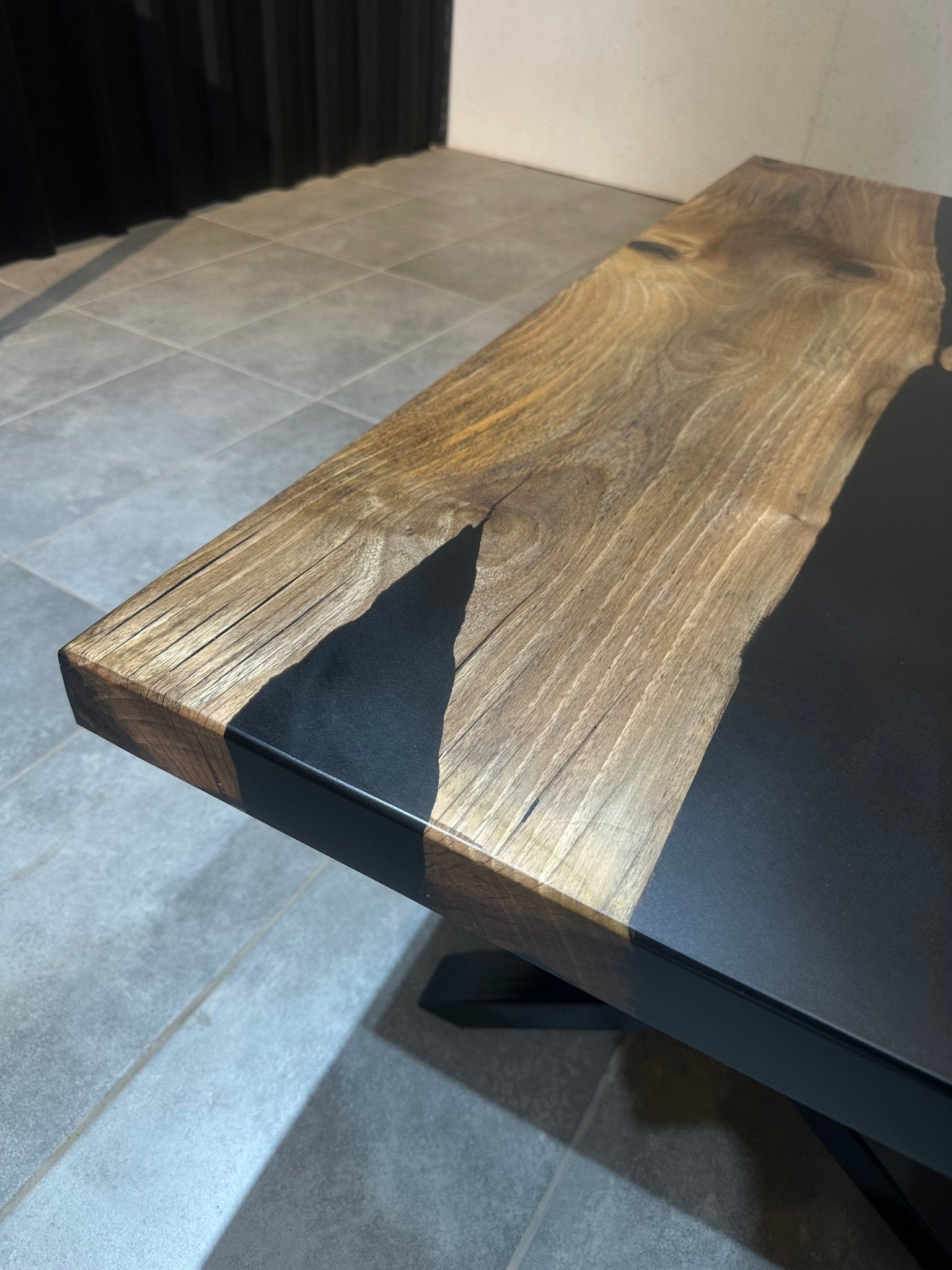 Couchtisch aus Walnussholz mit schwarzem Epoxidharz 120 x 65 cm – handgefertigt, mit Metallfuß