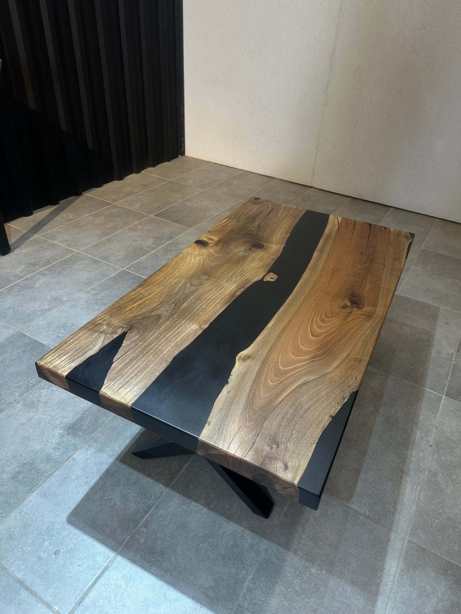 Couchtisch aus Walnussholz mit schwarzem Epoxidharz 120 x 65 cm – handgefertigt, mit Metallfuß