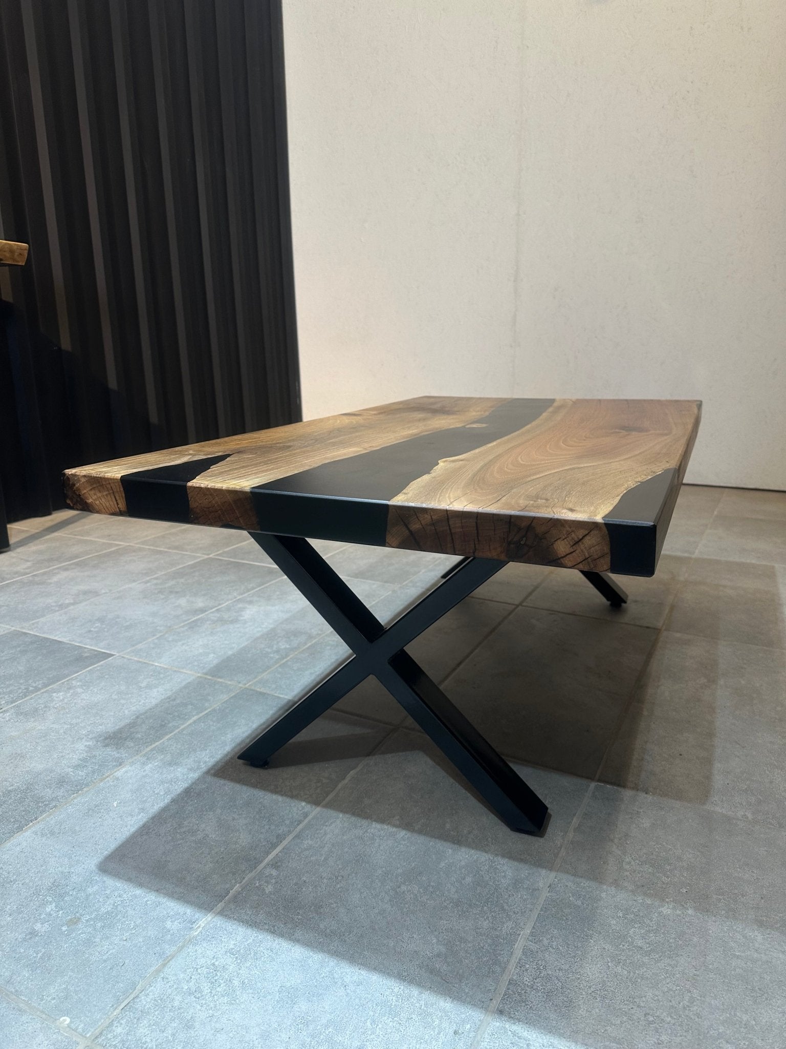 Couchtisch aus Walnussholz mit schwarzem Epoxidharz 120 x 65 cm – handgefertigt, mit Metallfuß