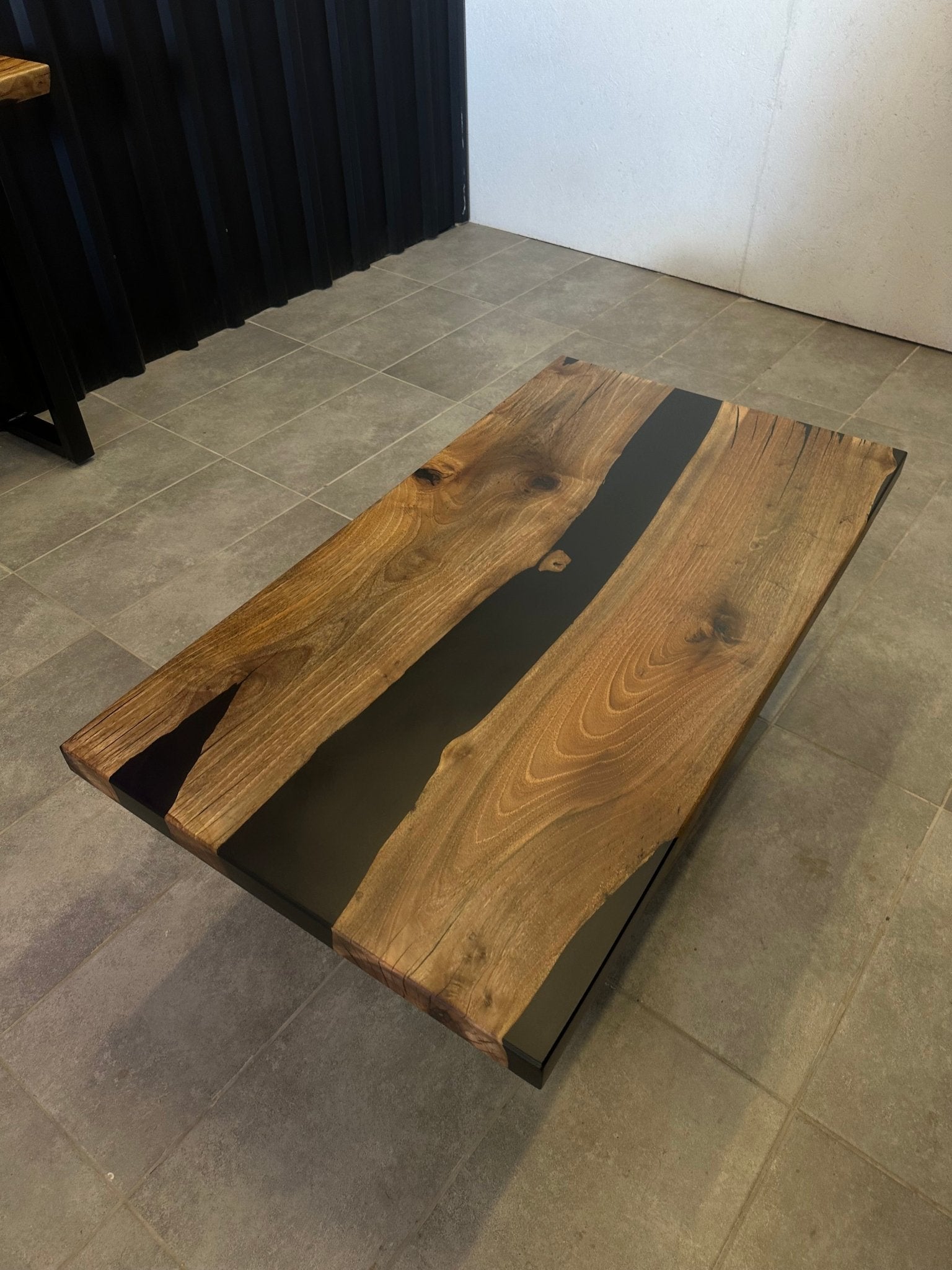 Couchtisch aus Walnussholz mit schwarzem Epoxidharz 120 x 65 cm – handgefertigt, mit Metallfuß