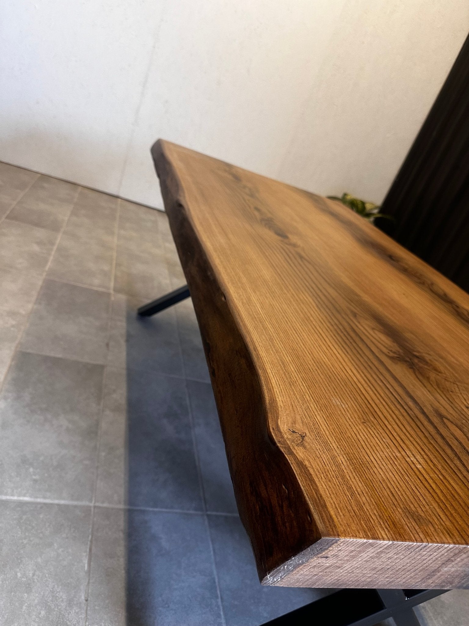 Esstisch aus Walnussholz mit hochwertiger natürlicher Kante