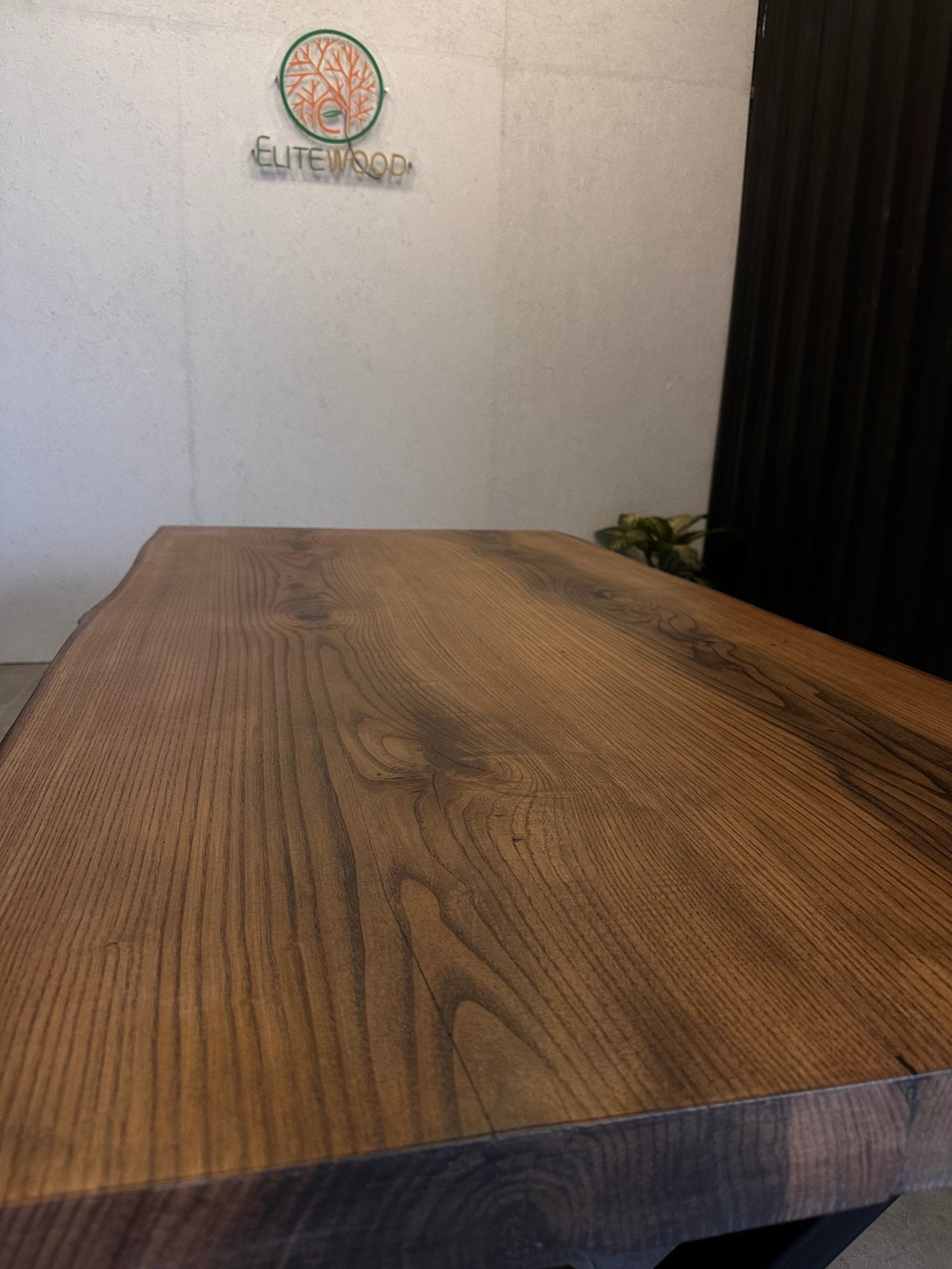 Esstisch aus Walnussholz mit hochwertiger natürlicher Kante