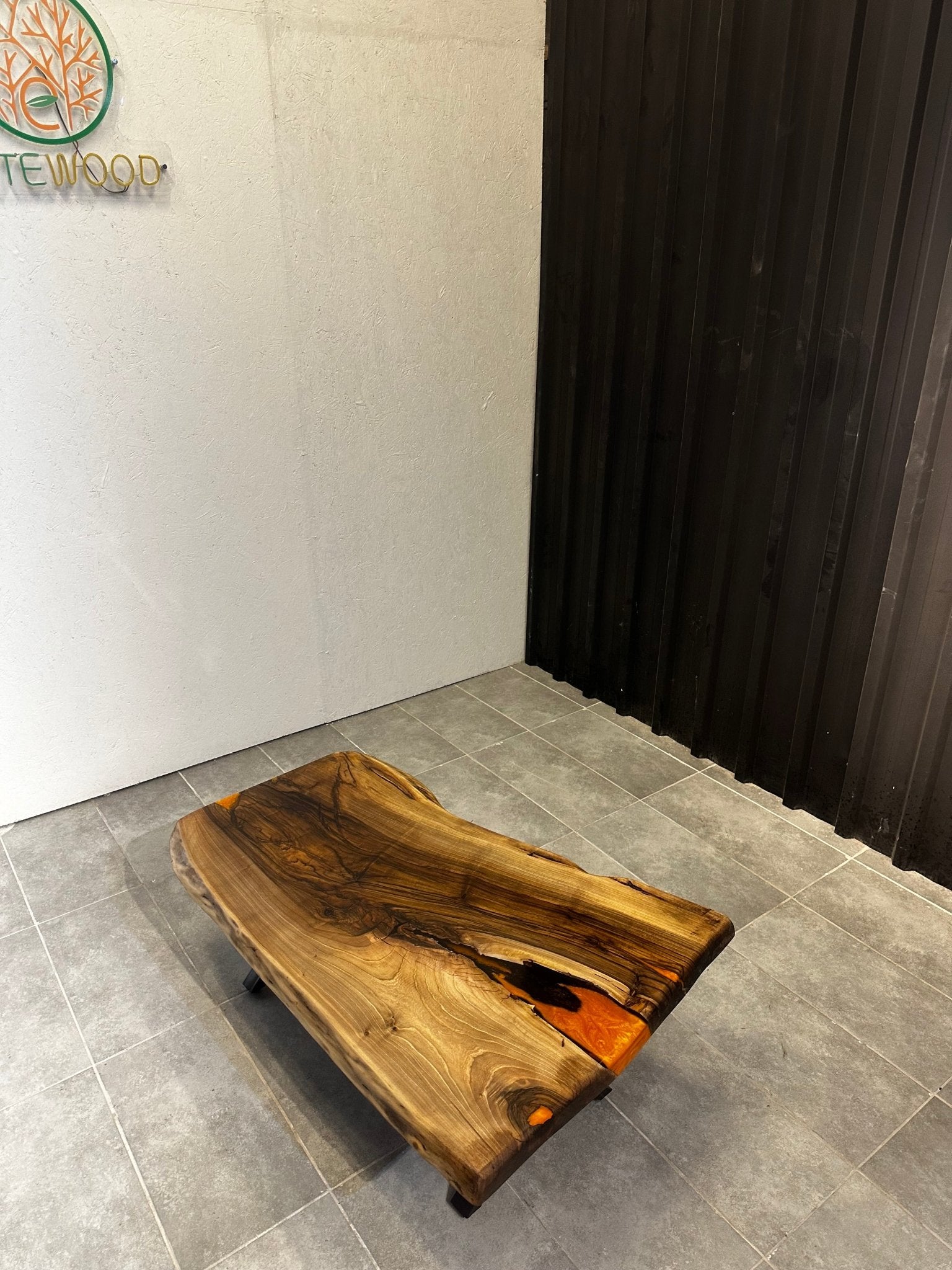 Couchtisch aus Walnuss-Epoxidharz – 120 x 70 cm