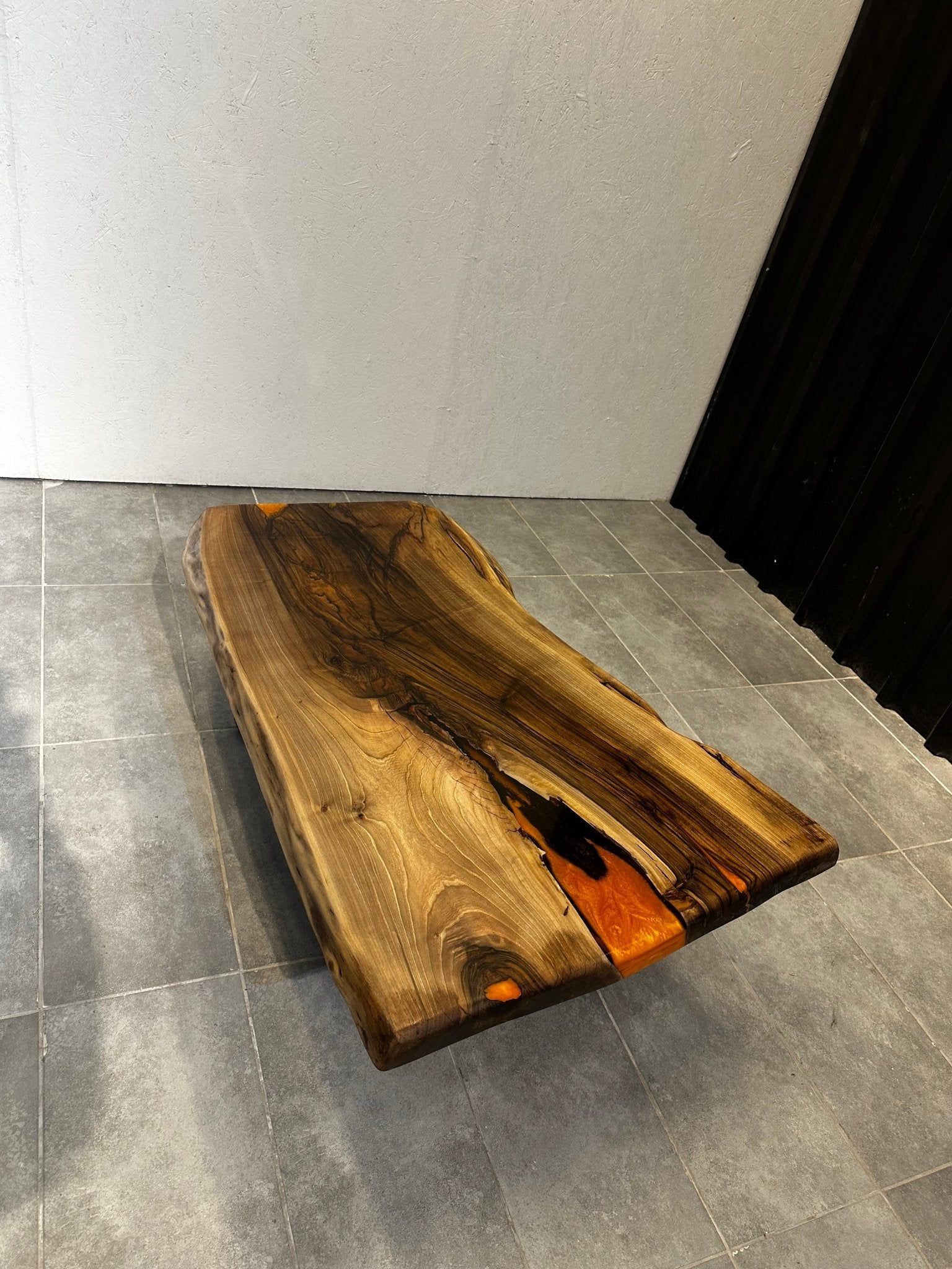 Couchtisch aus Walnuss-Epoxidharz – 120 x 70 cm