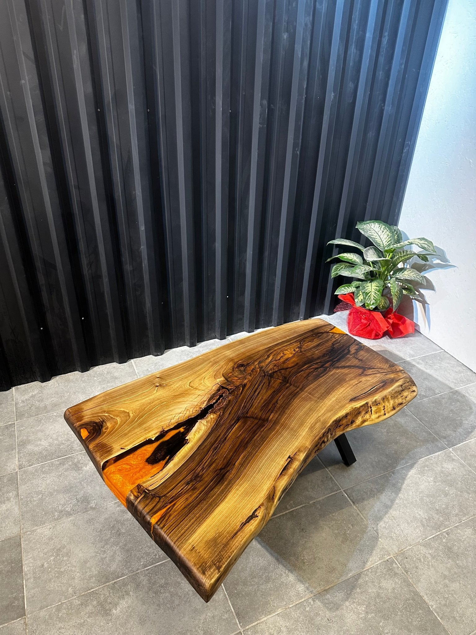 Couchtisch aus Walnuss-Epoxidharz – 120 x 70 cm
