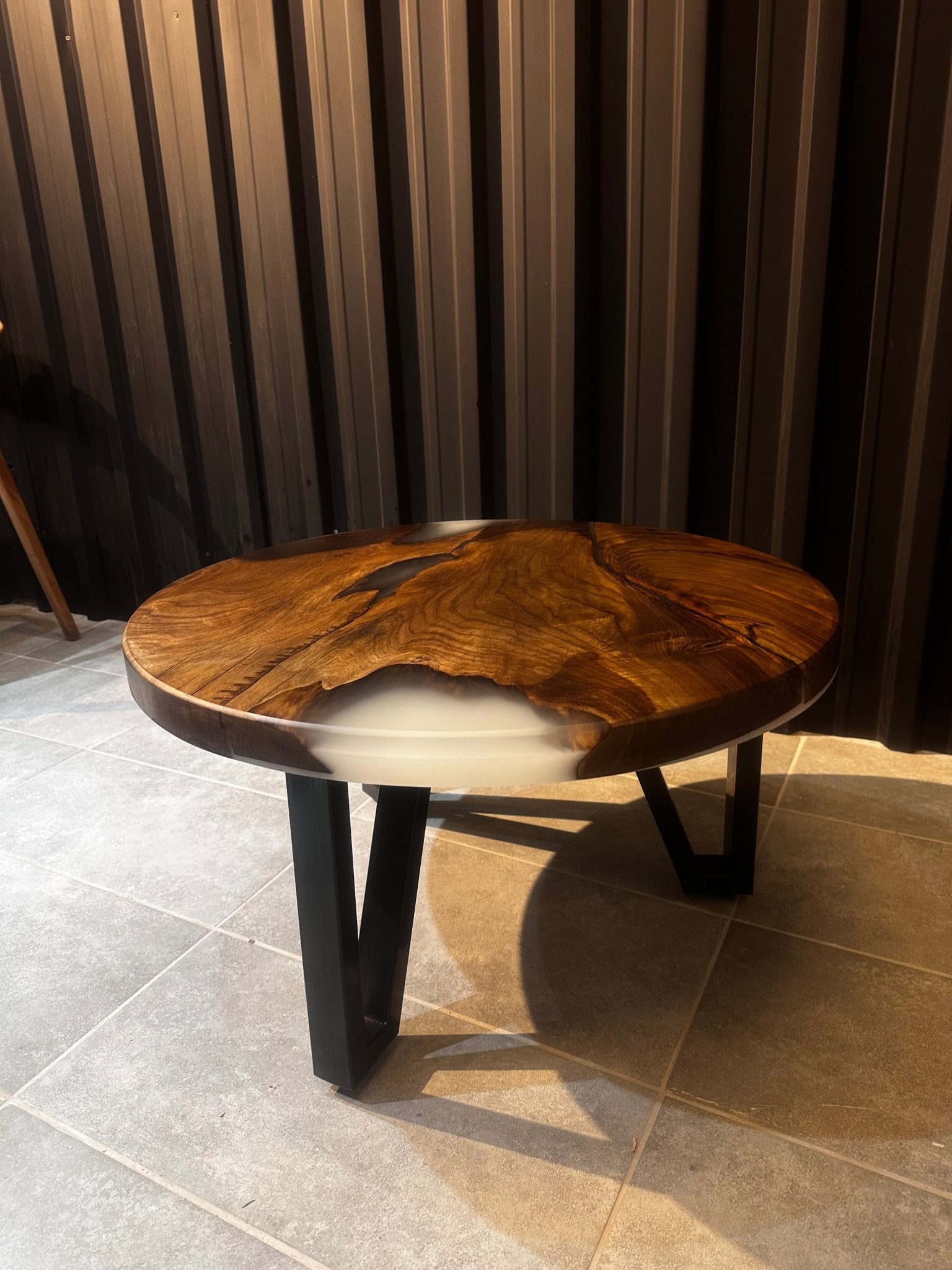 Couchtisch aus Walnuss-Epoxidharz – Handgefertigtes Flusstisch-Design