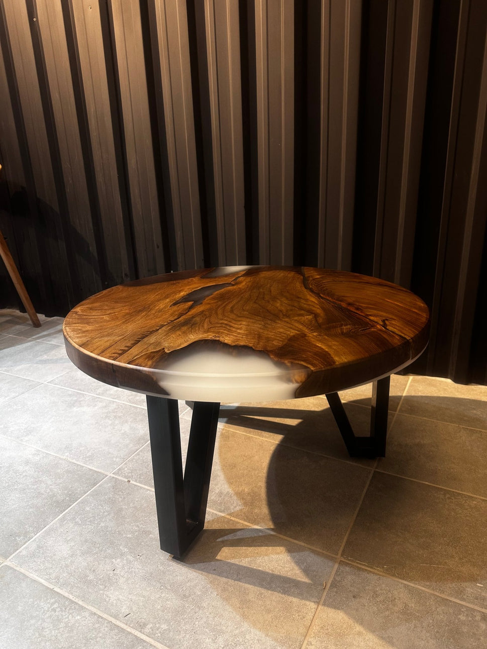 Couchtisch aus Walnuss-Epoxidharz – Handgefertigtes Flusstisch-Design