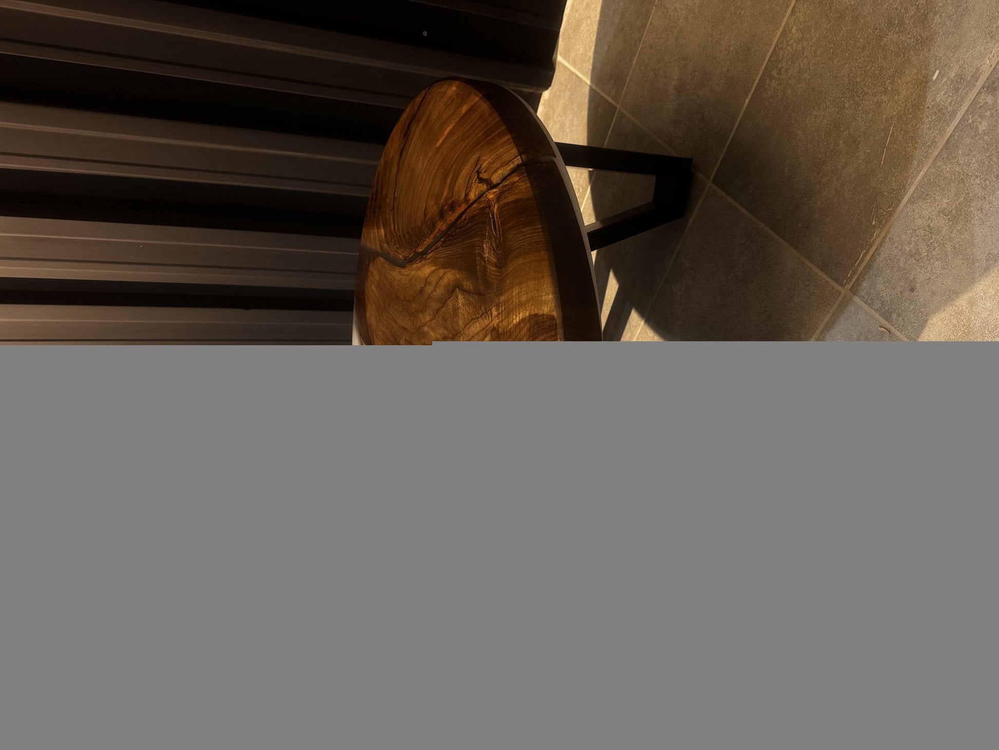 Couchtisch aus Walnuss-Epoxidharz – Handgefertigtes Flusstisch-Design