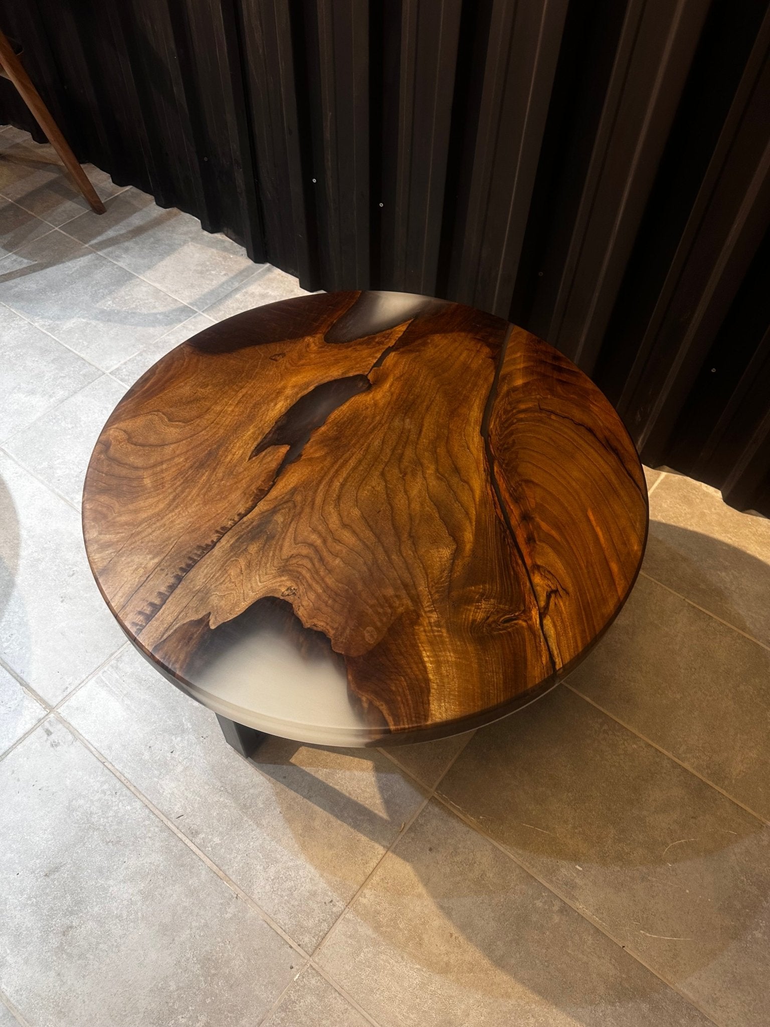 Couchtisch aus Walnuss-Epoxidharz – Handgefertigtes Flusstisch-Design