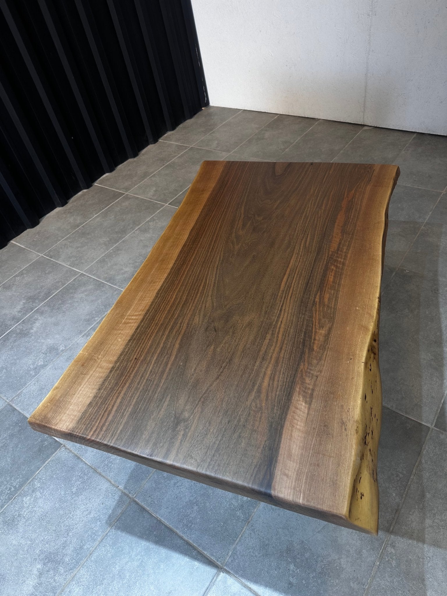 Walnuss Live Edge Couchtisch – Handgefertigter Massivholztisch