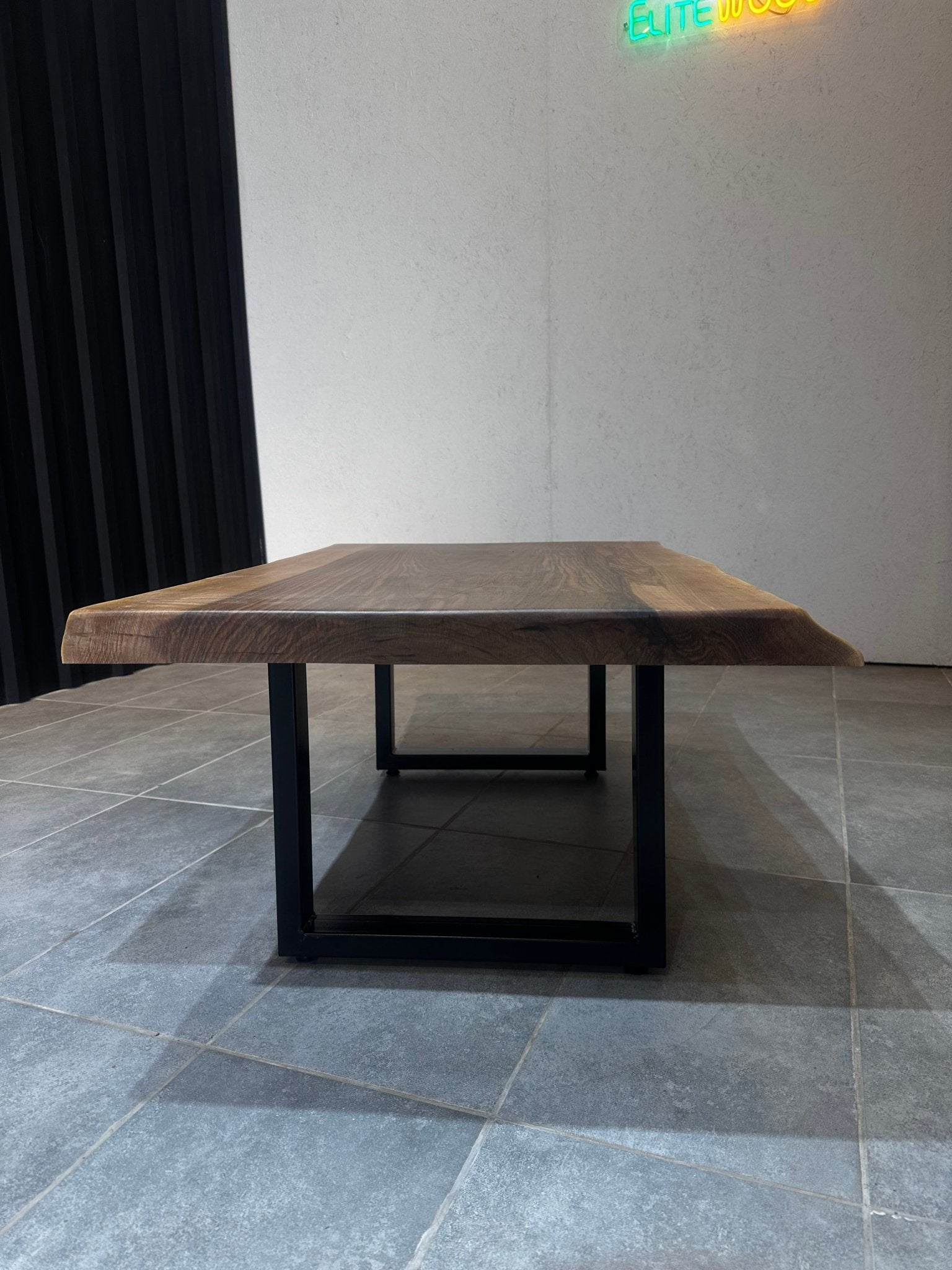 Walnuss Live Edge Couchtisch – Handgefertigter Massivholztisch
