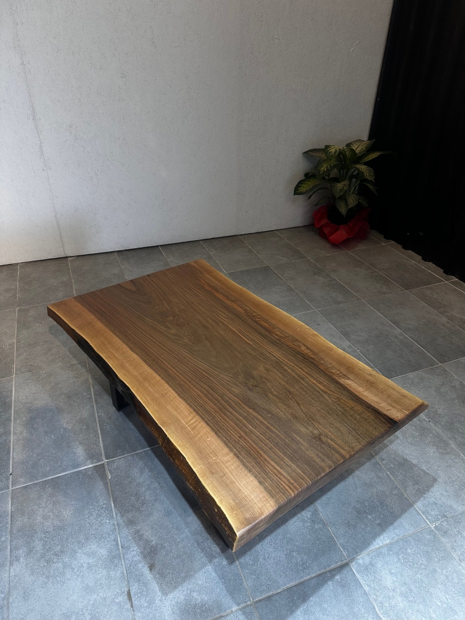 Walnuss Live Edge Couchtisch – Handgefertigter Massivholztisch