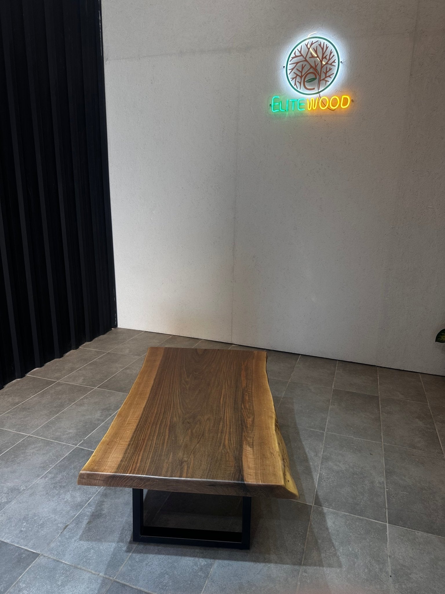 Walnuss Live Edge Couchtisch – Handgefertigter Massivholztisch